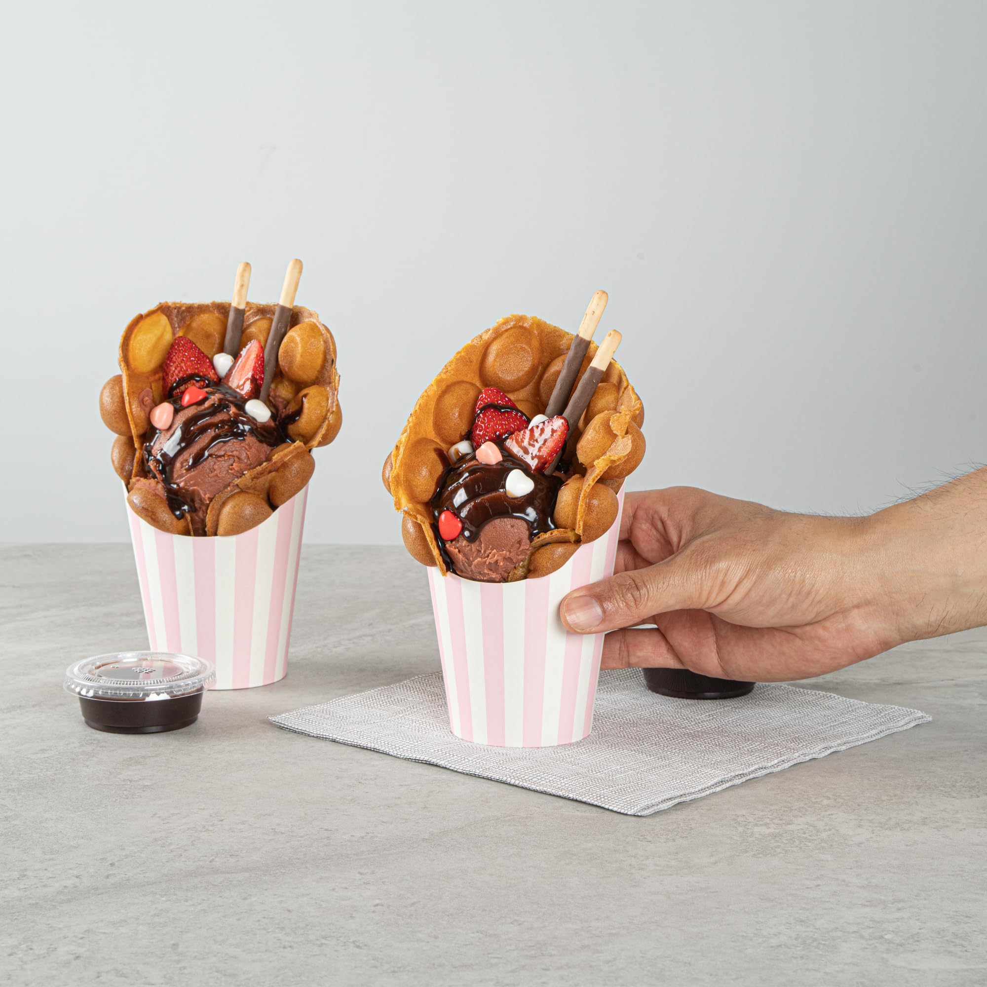 Restaurantware Bio Tek - Recipientes para patatas fritas de 12 onzas, 100 vasos desechables para charcutería, diseño inclinado, redondos, a rayas, para papas fritas o palomitas de maíz