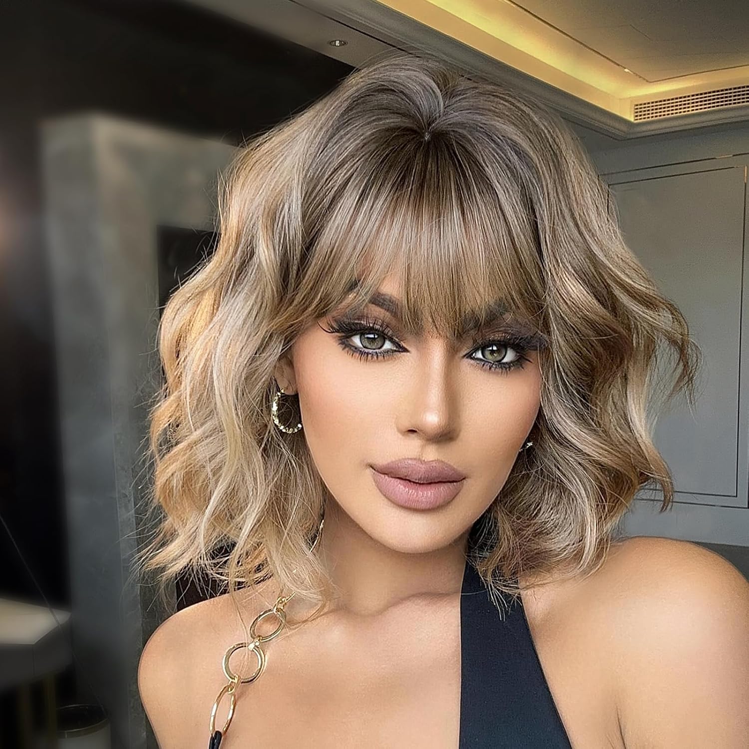 Synthetic Ombre Wavy Bob Blonde Wigs with Bangs Medium Length Dark Roots Loose Curly Heat Resistant Fiber Hair for Women Daily Party Cosplay Use