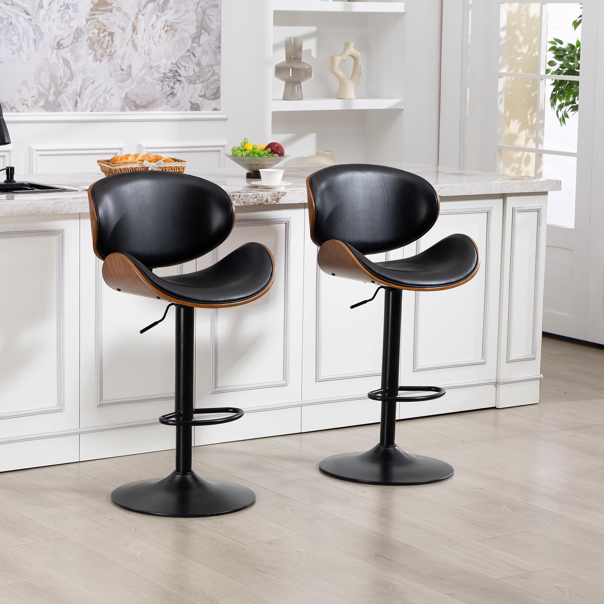 Set di 2 sgabelli da bar girevoli, regolabili in altezza, in legno curvo, con rivestimento in pelle PU, schienale ergonomico e poggiapiedi, per bar, isola cucina, colore: nero