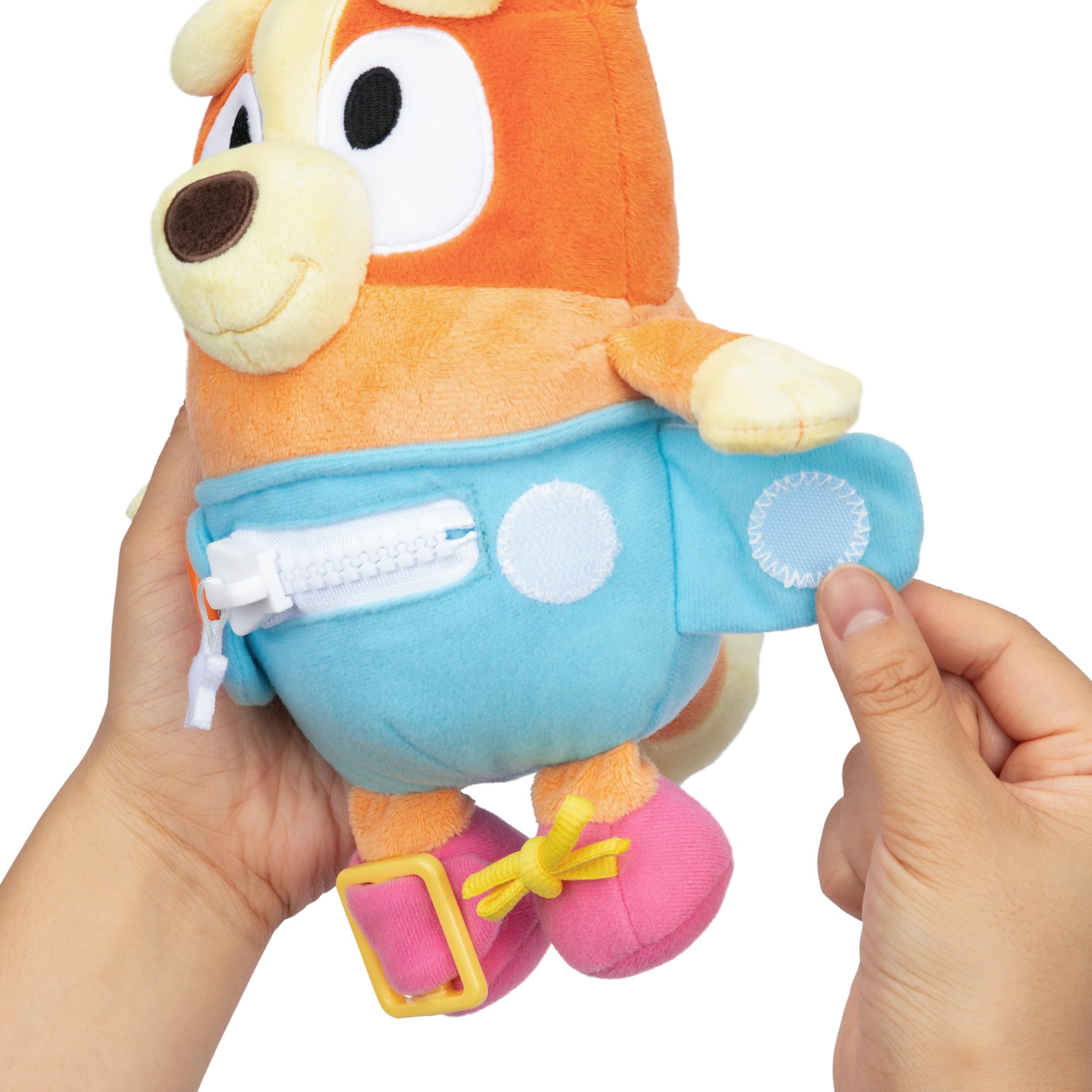 Bluey Bingo Bebé para Vestir y Jugar: Practica Las Habilidades motoras Finas vistiendo a Bingo Bebé, un Peluche Supersuave de 25,4 cm con Botones, Cremallera, Hebilla y Cordones