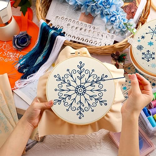 Miniatura 5 de Yuxung Juego de 5 juegos de iniciación de bordado navideño con patrón de copo de nieve, kits de bordado de invierno para principiantes, gama