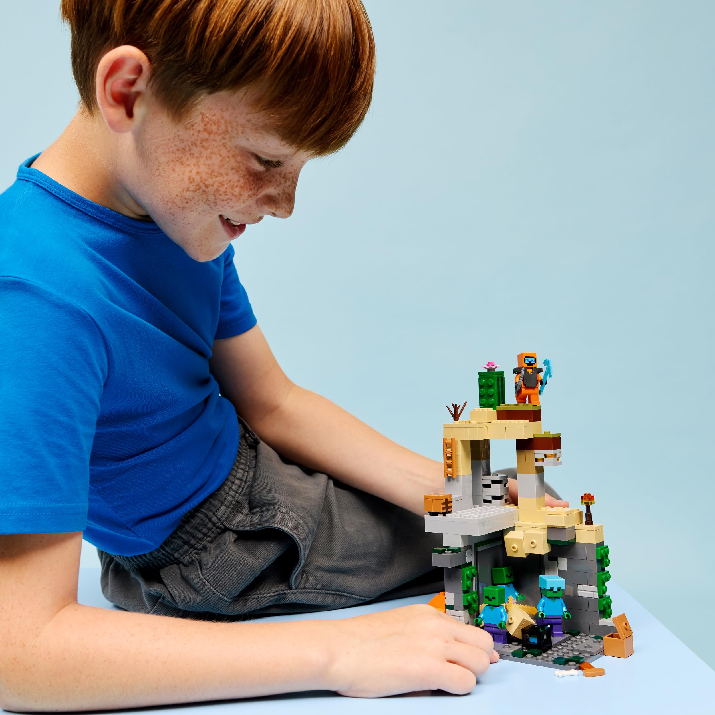 LEGO Minecraft Zombie Dungeon - Giocattolo Interattivo con Minifigure di Viandante, 3 Figure Zombie, Slime e un Tavolo da Crafting - Regalo per Gamer, Bambini e Bambine da 8 Anni in su - 21587