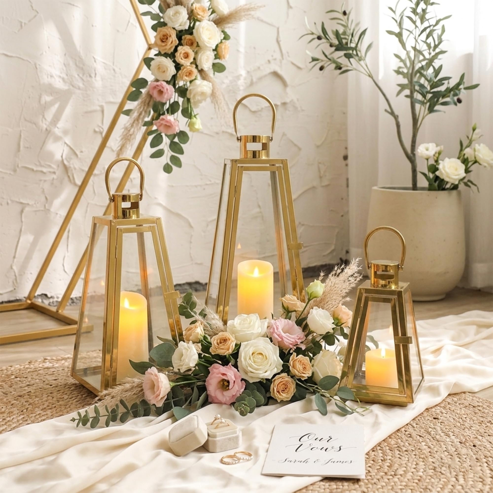 TRIROCKS Set di 3 Lanterne Decorative in Acciaio Inossidabile 54/40/27,5 cm Alta, Porta Candele in Metallo con Vetro Temperato per Soggiorno, Giardino, Eventi (Oro Triangolare)
