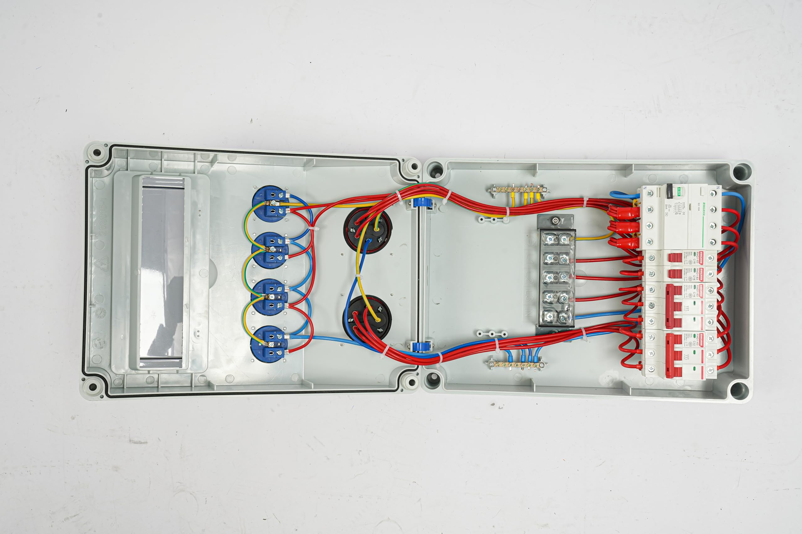 Enchufe de pared combinado IP44 – Distribuidor de pared con 4 enchufes Schuko + 2 enchufes de 5 pines (16 A/32 A) – Caja de distribución de corriente impermeable, ABS / PC, para interior/exterior