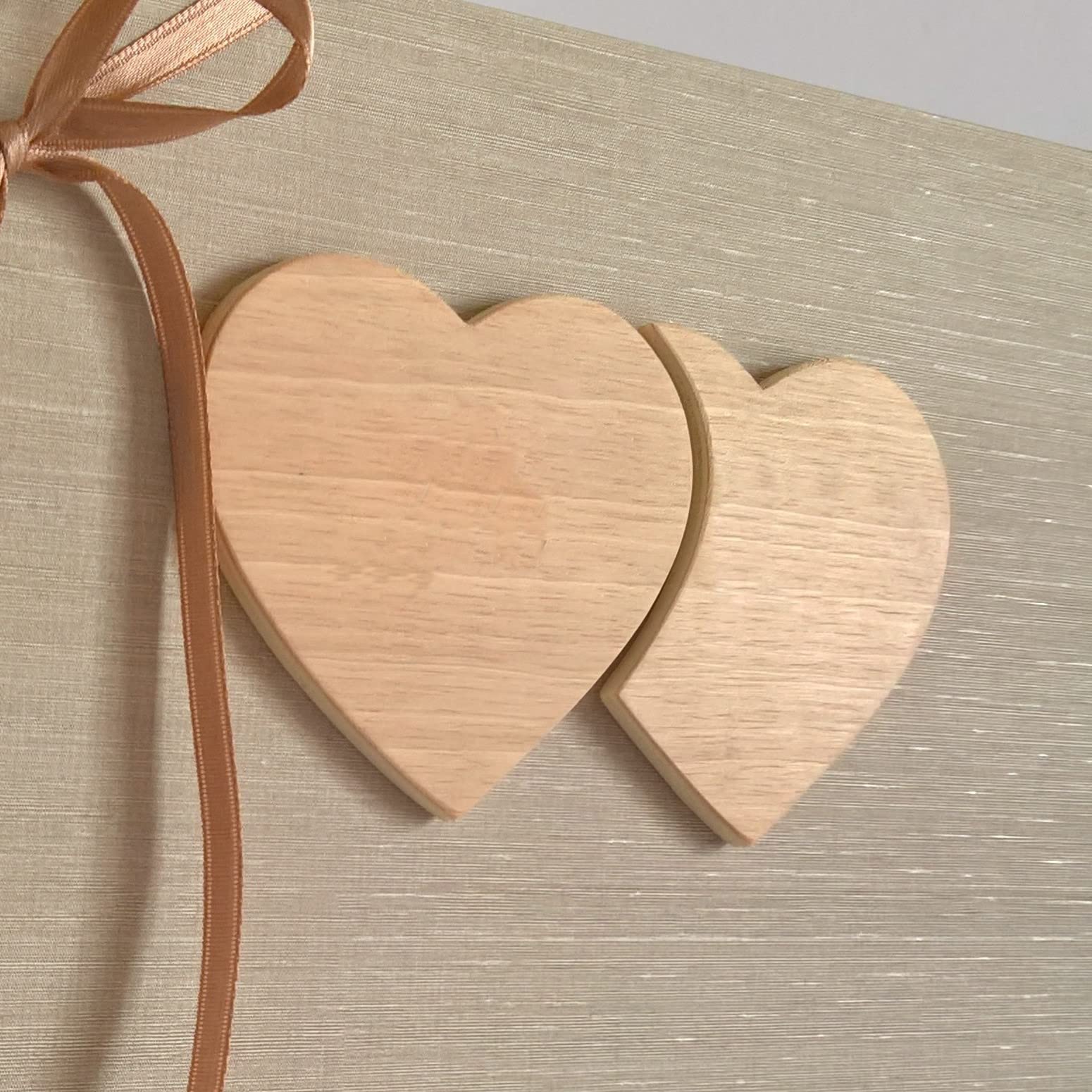 ALBUM FOTOGRAFICO NOZZE MATRIMONIO ANNIVERSARIO TELA DI LINO BEIGE CON CUORI IN LEGNO E INIZIALI PERSONALIZZABILI DESIGN LEGNOEGRAFITE (30X30 cm con 30 fogli (60 facciate))
