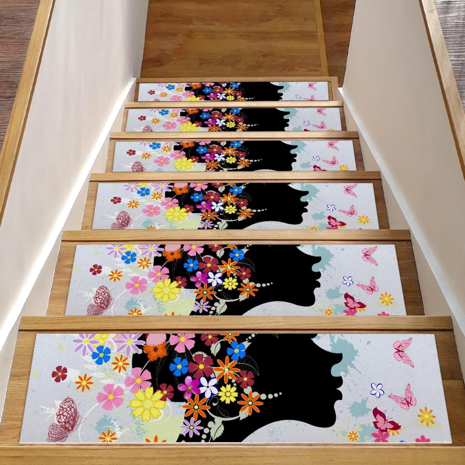Tapete para peldaños de madera con diseño floral rosa para crear escaleras interiores seguras