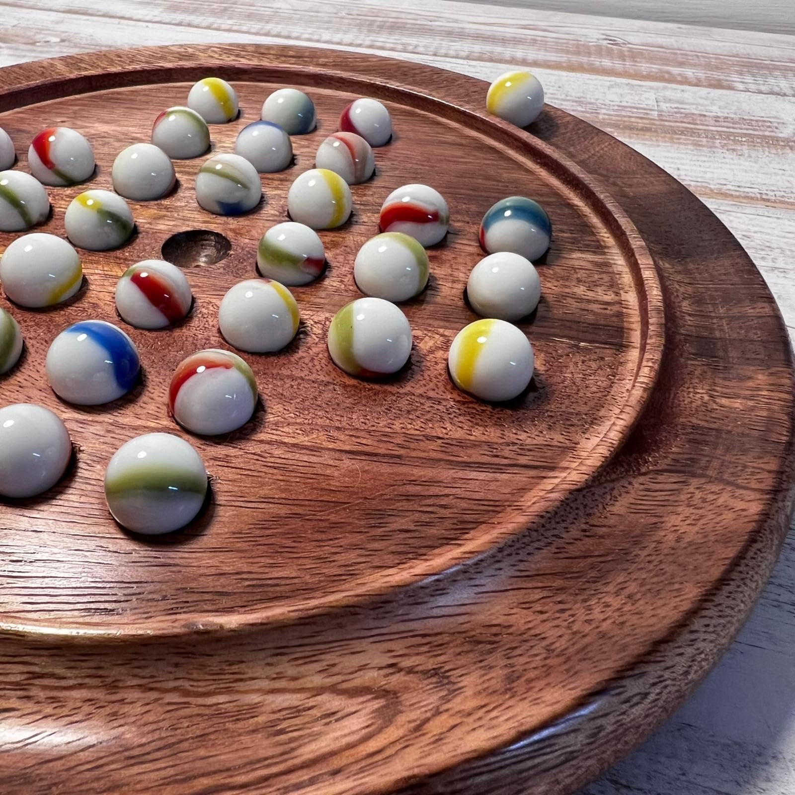 Solitaire Brettspiel aus Holz, 22 cm Durchmesser, mit Old Glory White Swirl Glasmurmeln, klassisches Solitärspiel aus Holz, Strategie-Brettspiel, Familien-Brettspiel, Spiele für einen, Brettspiele