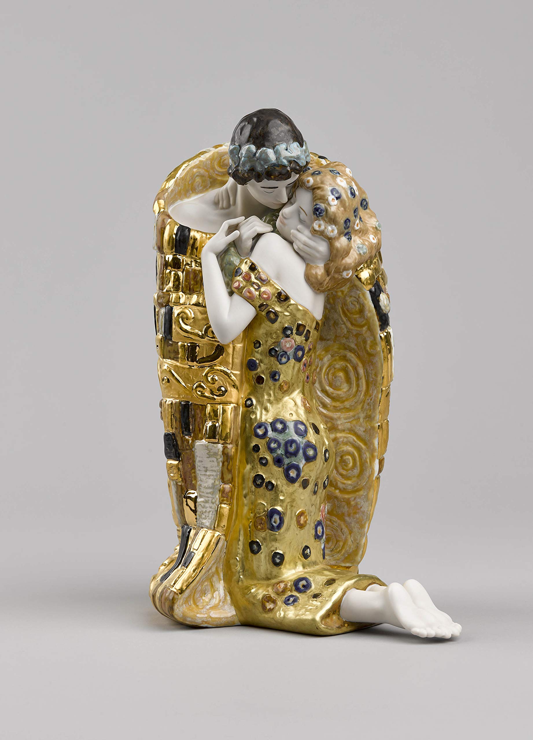 Amazon.com: LLADRÓ The Kiss Couple Sculpture. Golden Luster
