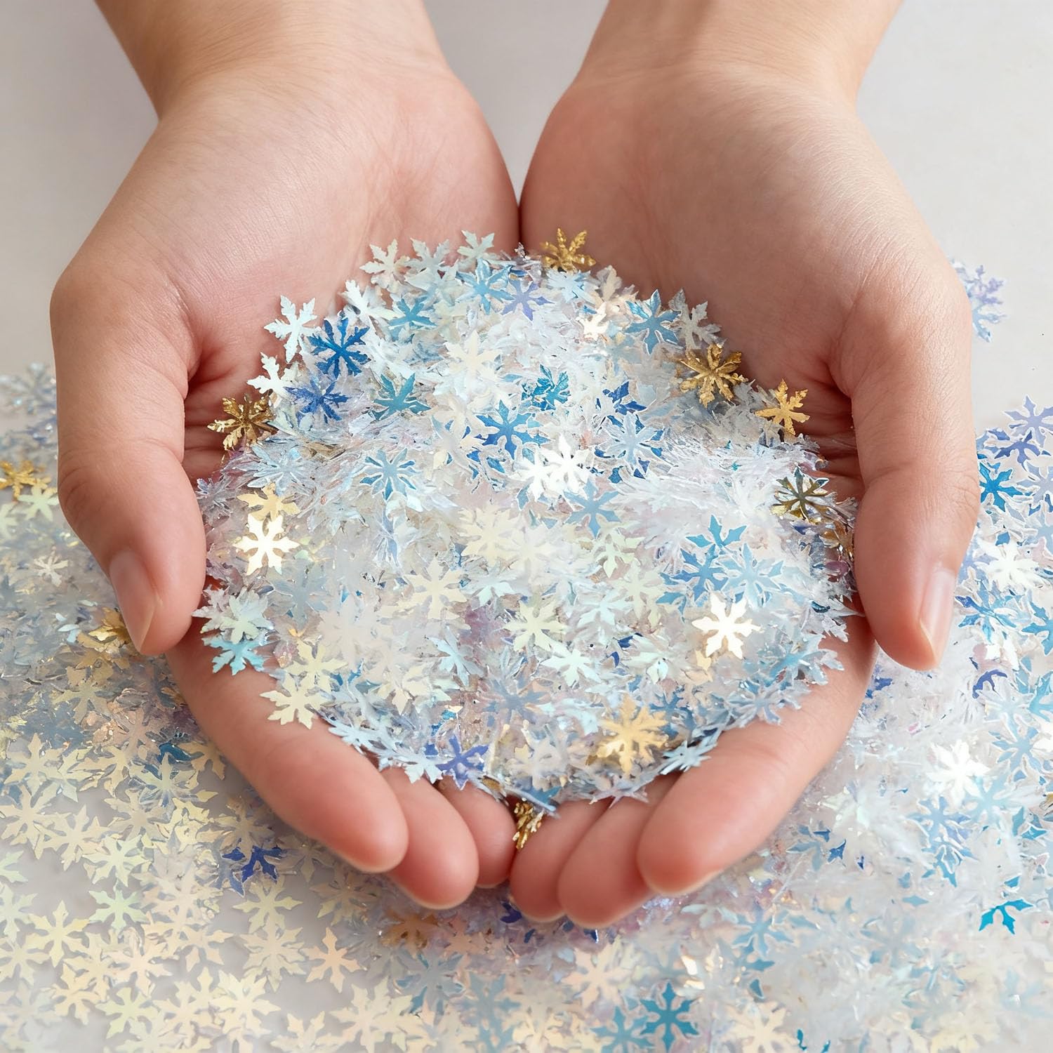 Christmas Snowflakes Confetti Decorations,Snowflake Table Confetti,Glitter Snowflake Sequins for Winter Wonderland Wedding Birthday Holiday Party Decoration(2000pcs/50g)