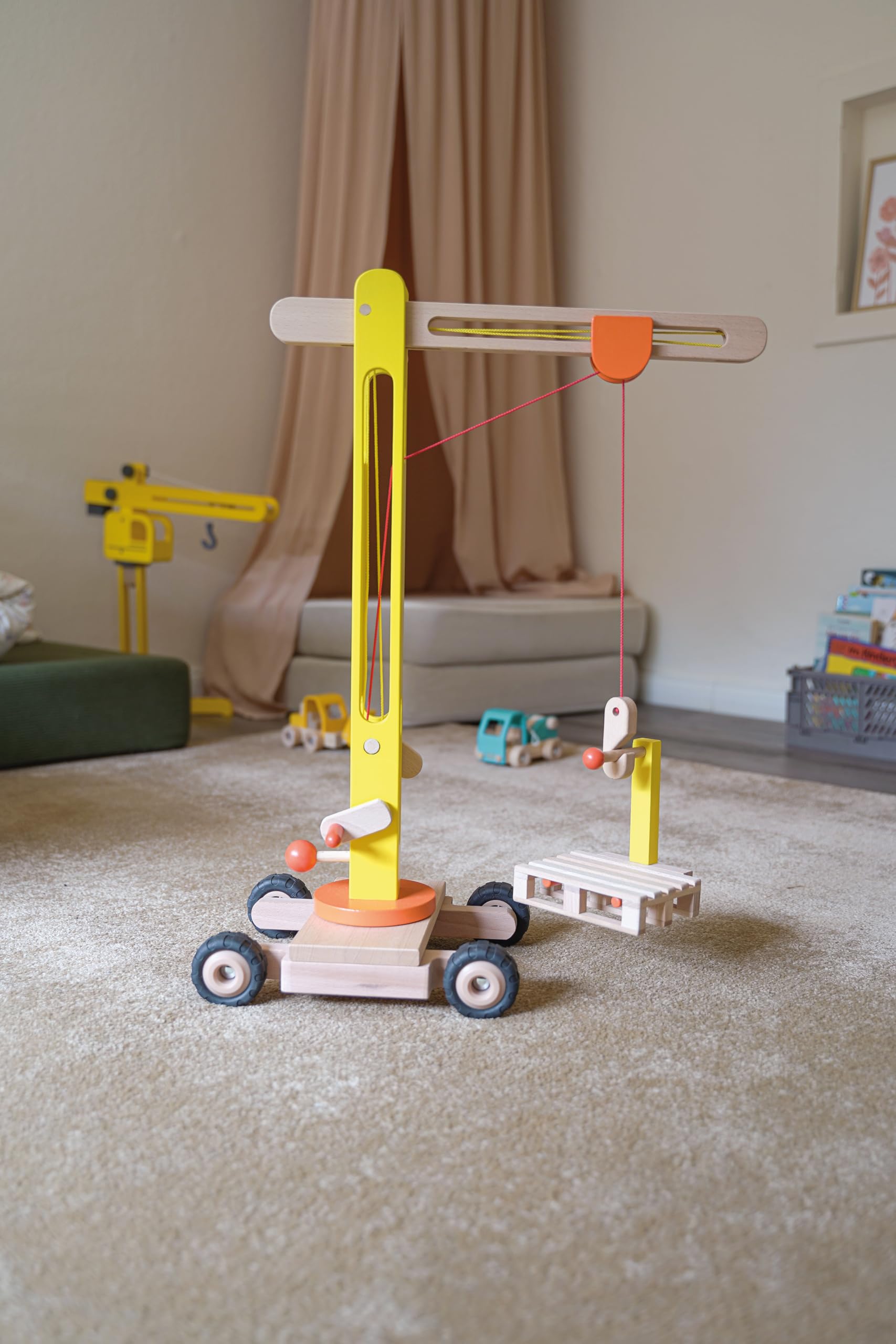 goki Drehkran aus Holz - 64 cm, 360° schwenkbar, mit Gummibereifung und Zubehör - Robustes Material, leichtgängige Kurbeln, inklusive Holzpalette und Palettengabel, sicher für Kinder ab 3 Jahren