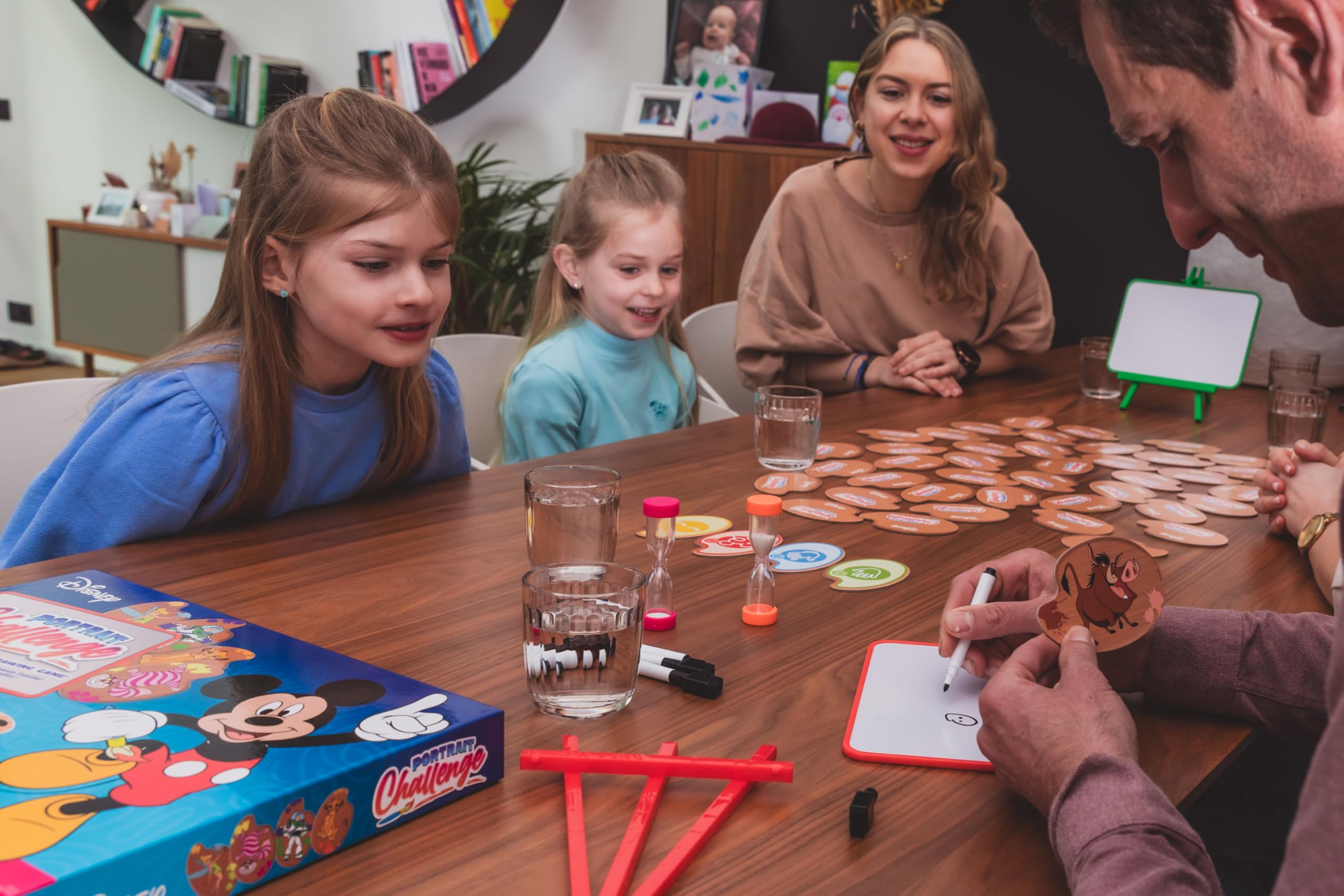 Cartamundi Disney Portrait Challenge Children's Creative Drawing Game (41x Character Cards 2x Dry-Wipe Art Boards 4x Method Cards 4x Artboard Pens with Erasers) - Image 4