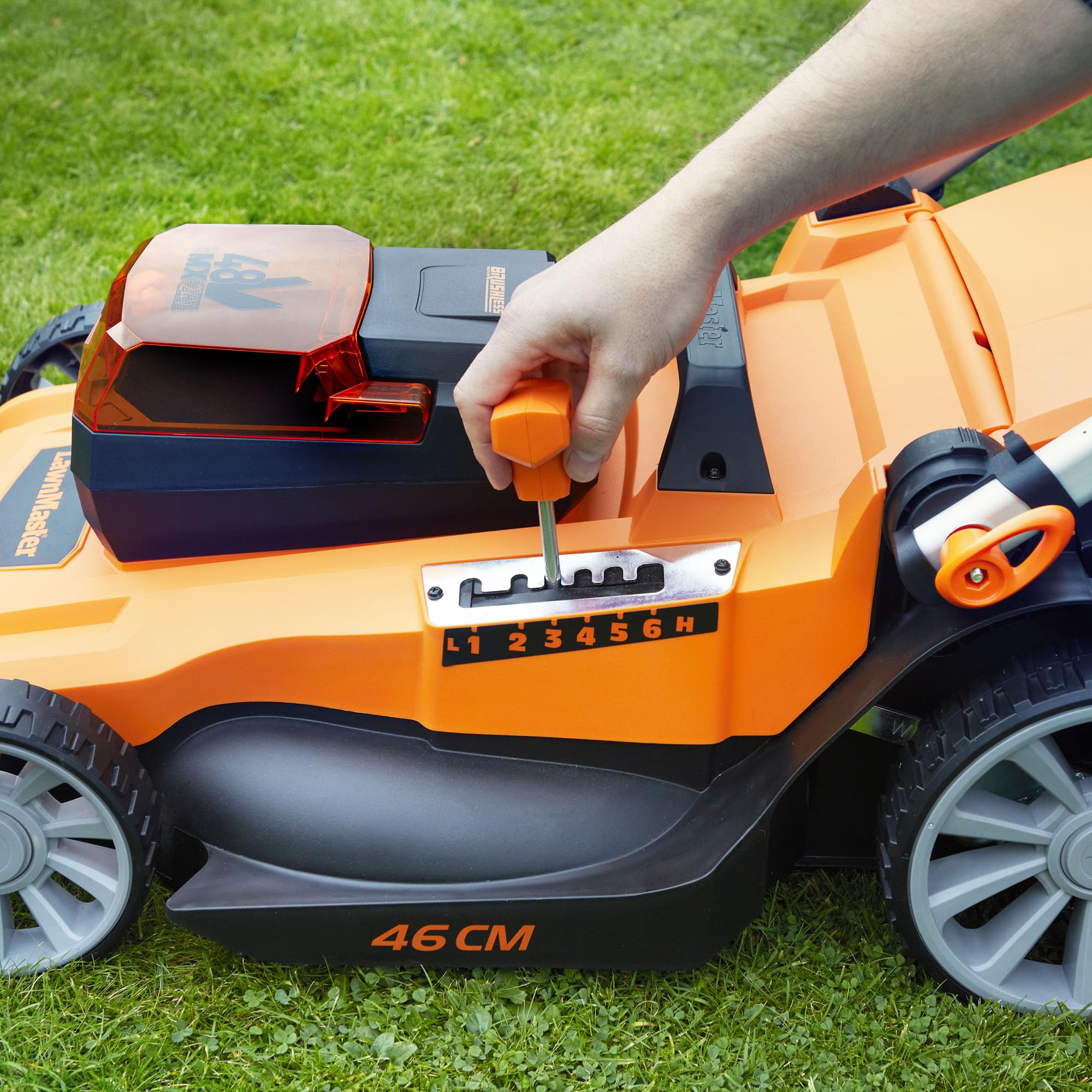 LawnMaster Tosaerba a batteria da 48 V, 46 cm, set di 2 batterie MX 24 V 4,0 Ah, 2 caricatori rapidi, rullo posteriore, espulsione laterale dell'erba e funzione pacciamatura, tosaerba a batteria per