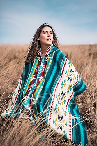 Miniatura 7 de Alpaca World Ponchos de alpaca para hombre y mujer Hecho a mano con el mejor material de lana de alpaca bebé por artesanos ecuatorianos.