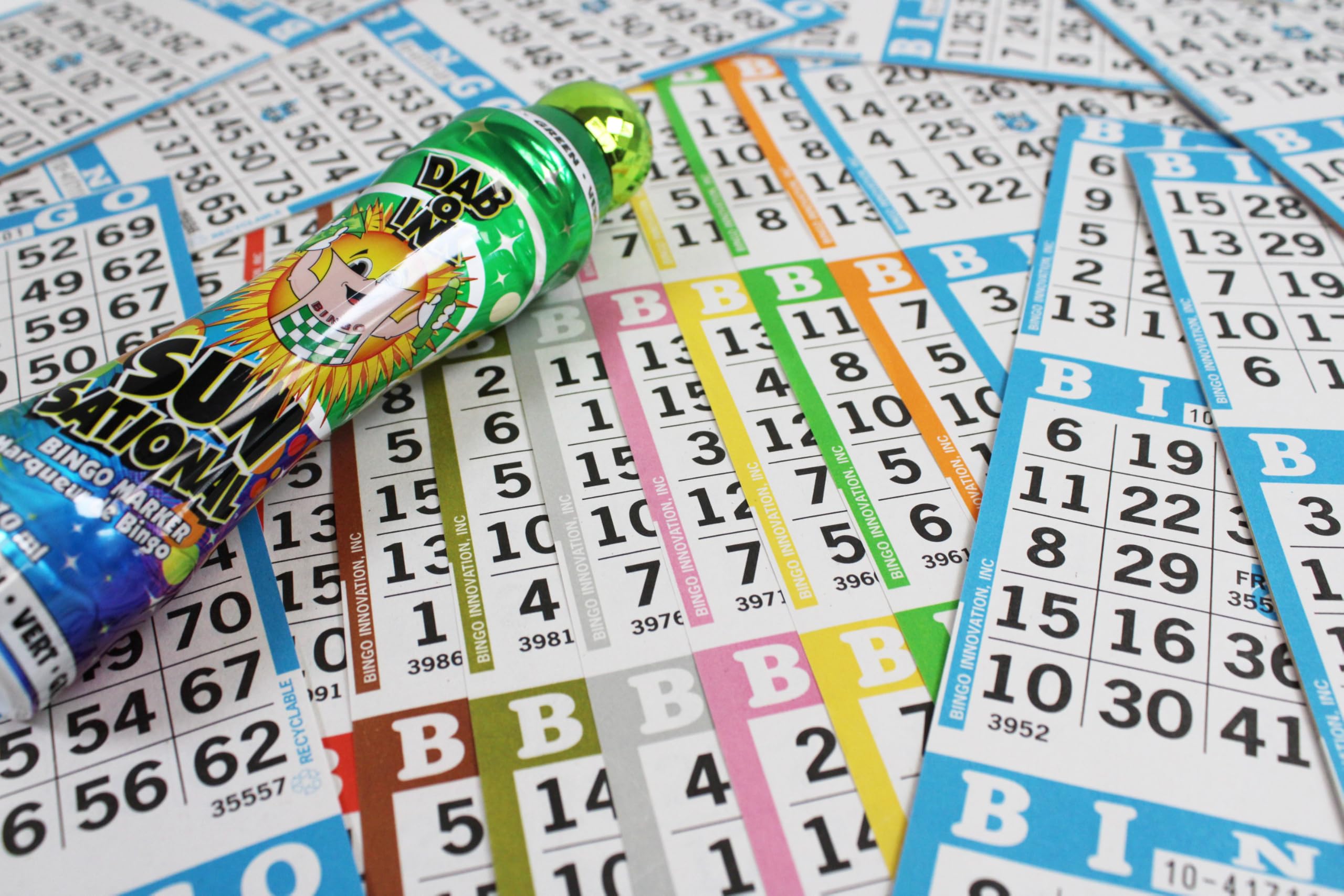 Lot de 100 livres de bingo en papier - 3 visages avec 10 pages par livre - Usage unique avec tampons de bingo - Recyclables