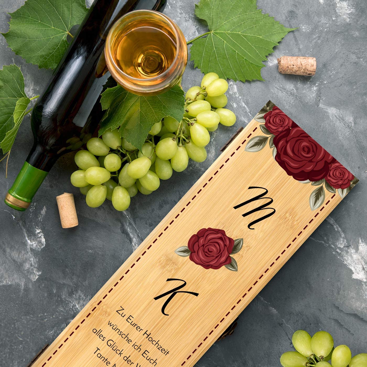 Maverton Weinbox für 0,7L Weinflasche - Wein Holzbox personalisiert + 4er Weinzubehör - Weinset Weinkiste - aus Bambus - Braun - Geschenk zum Hochzeitstag Paare - Brautpaar