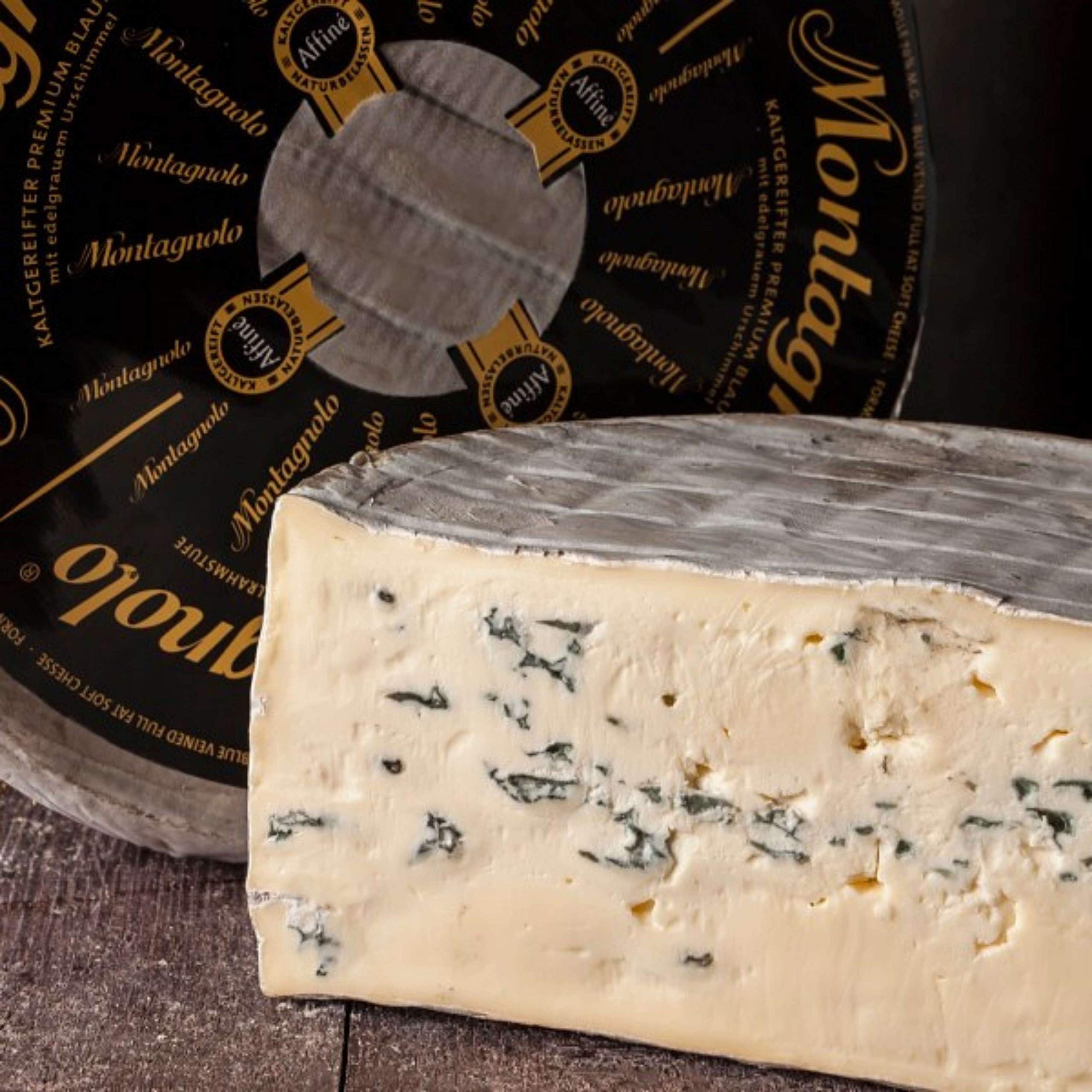 Queso Azul Cremoso Montagnolo - Hecho a partir de leche de vaca pasteurizada y se elabora a partir de una receta tradicional - Medio Queso 1.100 gramos Peso Aproximado