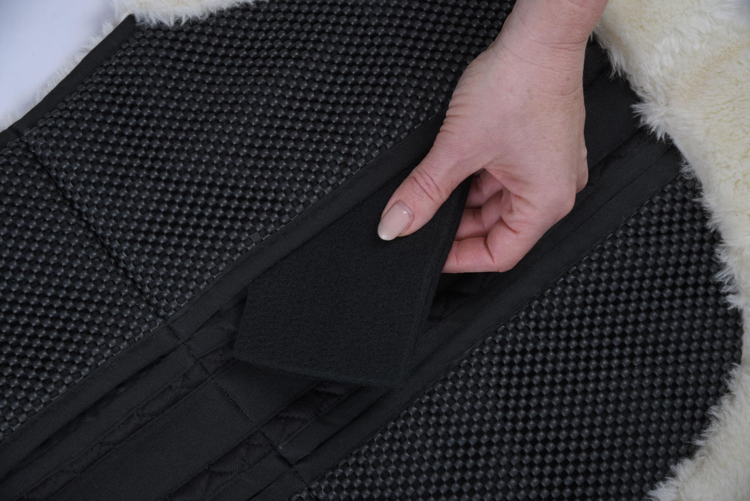 Covalliero Coussin de selle correcteur antidérapant en fausse fourrure pour poney Noir