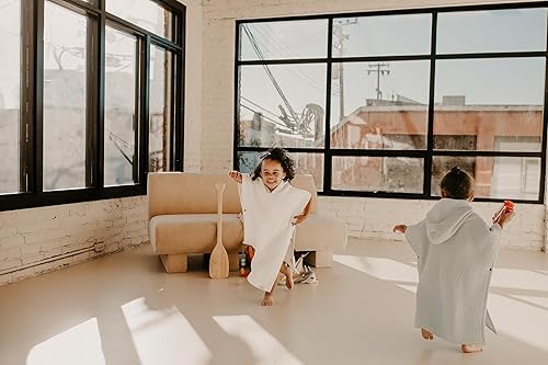 Miniatura 9 de Jade&Kai Toalla con capucha para bebés y niños pequeños, se ajusta a un poncho, gofre de algodón orgánico, ligera y absorbente, para baño, playa y