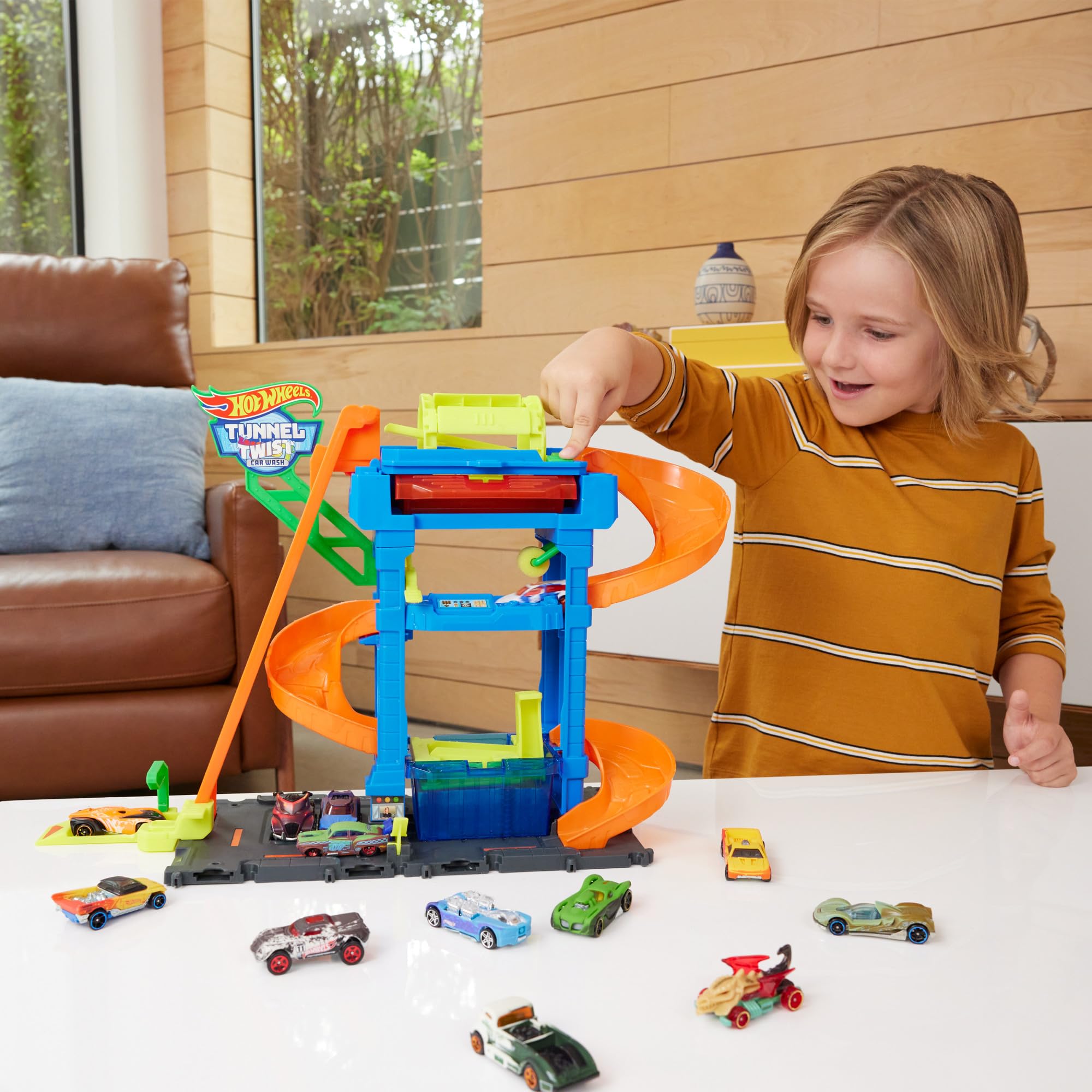 Hot Wheels 'Let's Race' Netflix - Autolavaggio con Tunnel, playset con pista e tunnel che spruzza acqua, include 1 veicolo in scala 1:64 cambia-colore in acqua calda e fredda, 3+ anni, HTN80