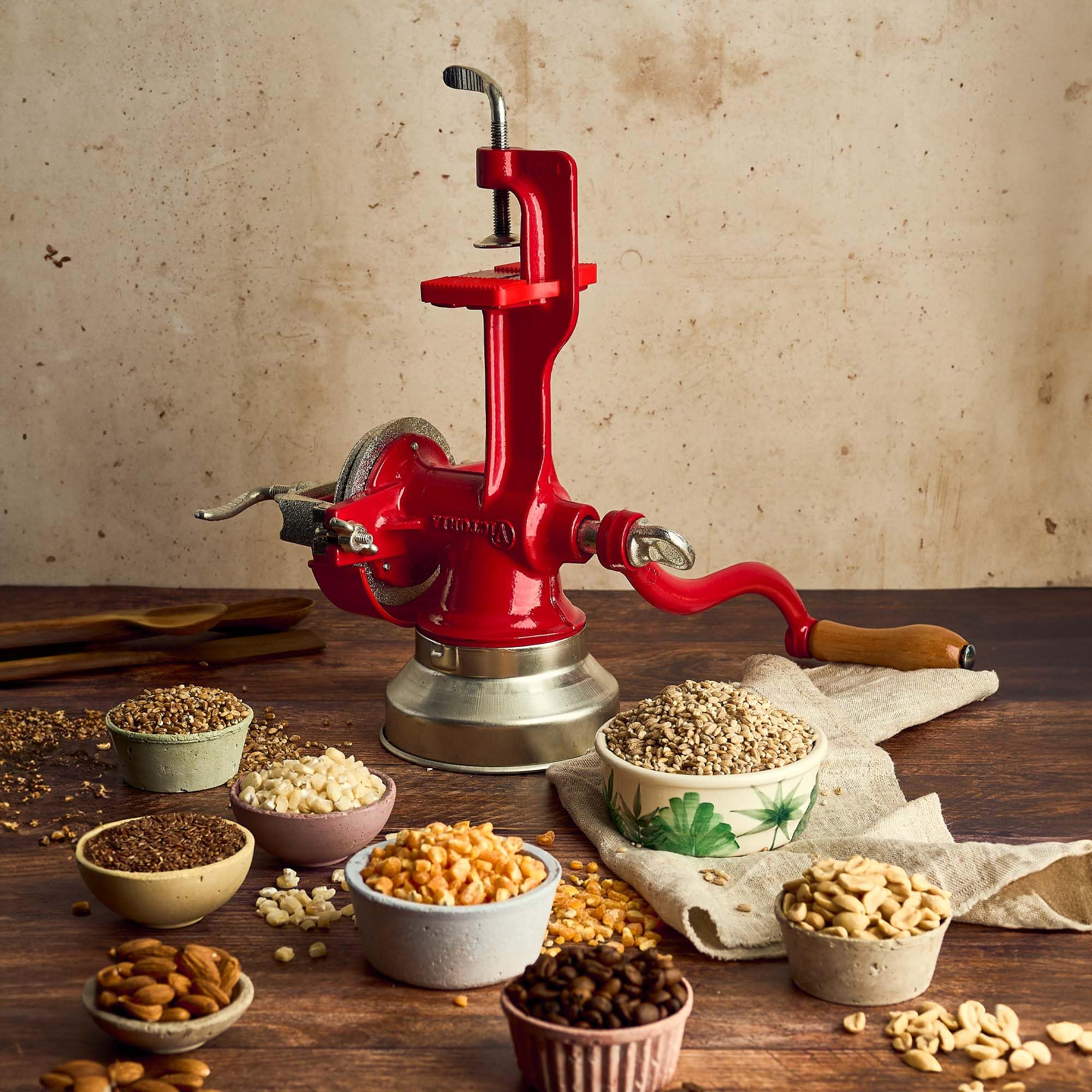 Victoria Moulin à Grains Manuel, Moulin à Main en Fonte pour Moudre le Café, le Maïs, l'Avoine, les Graines, Broyage Réglable, Trémie Basse, Grain Grinder avec Pince de Table, Rouge