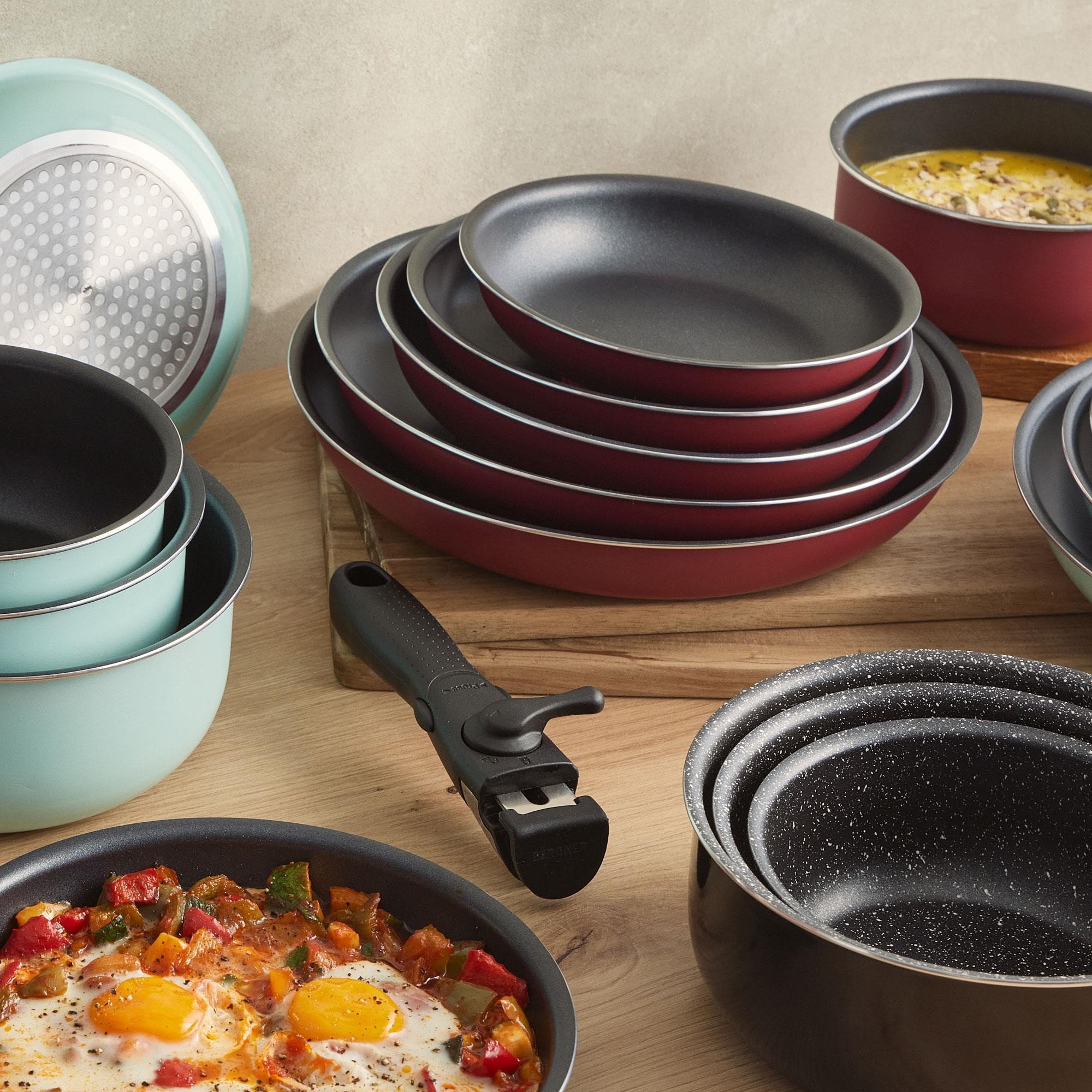 Set de 5 poêles Ø18Ø20Ø22Ø24Ø26cm avec 2 poignées amovibles + 3 casseroles Ø16Ø18Ø20cm avec manche amovible -Aluminium pressé couleur rouge Click&Cook Bergner