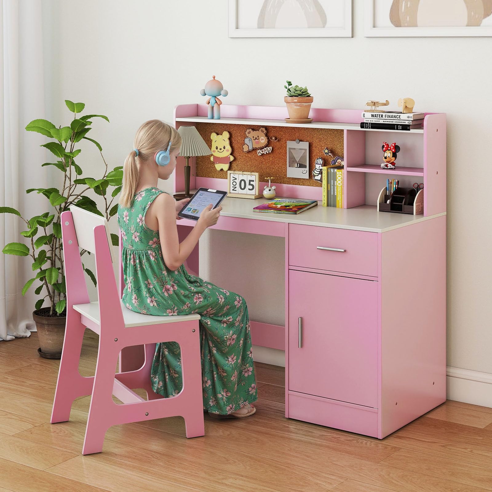 GOPLUS Bureau Enfant Garçon Fille avec Chaise, Bureau avec Rangement Étagère Tiroir Armoire, Panneau en Liège, Table Chaise Enfant pour Manger, Étudier, Dessiner (Rose)
