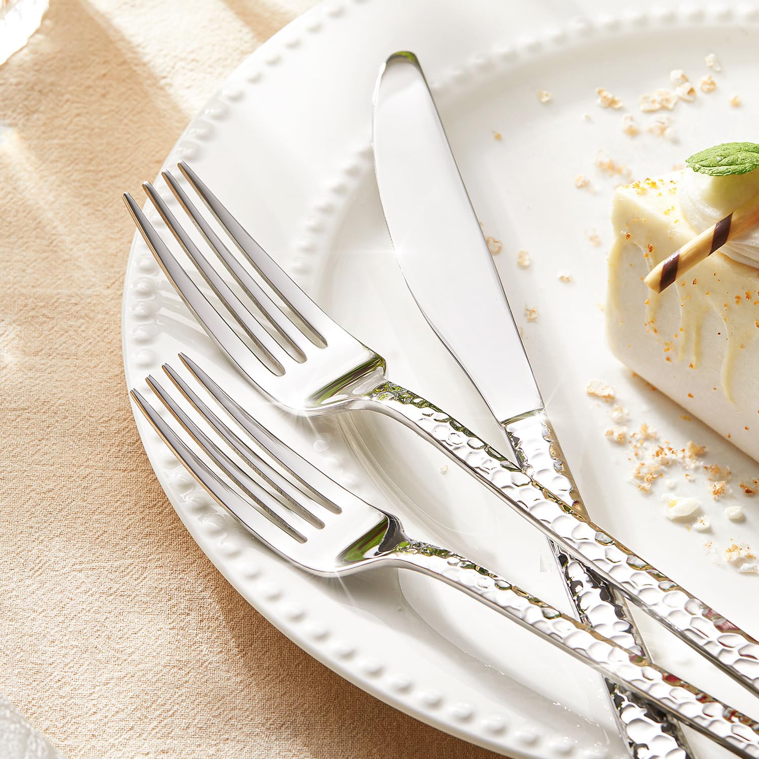 HIKAA Besteck Set 12 Personen aus Gehämmert, 60-Teilig Essbesteck 18/10, Edelstahl Besteckset für Zuhause, Partys, Hochzeiten, Cutlery Set Hochglanzpoliert Spülmaschinenfest, (Silber)