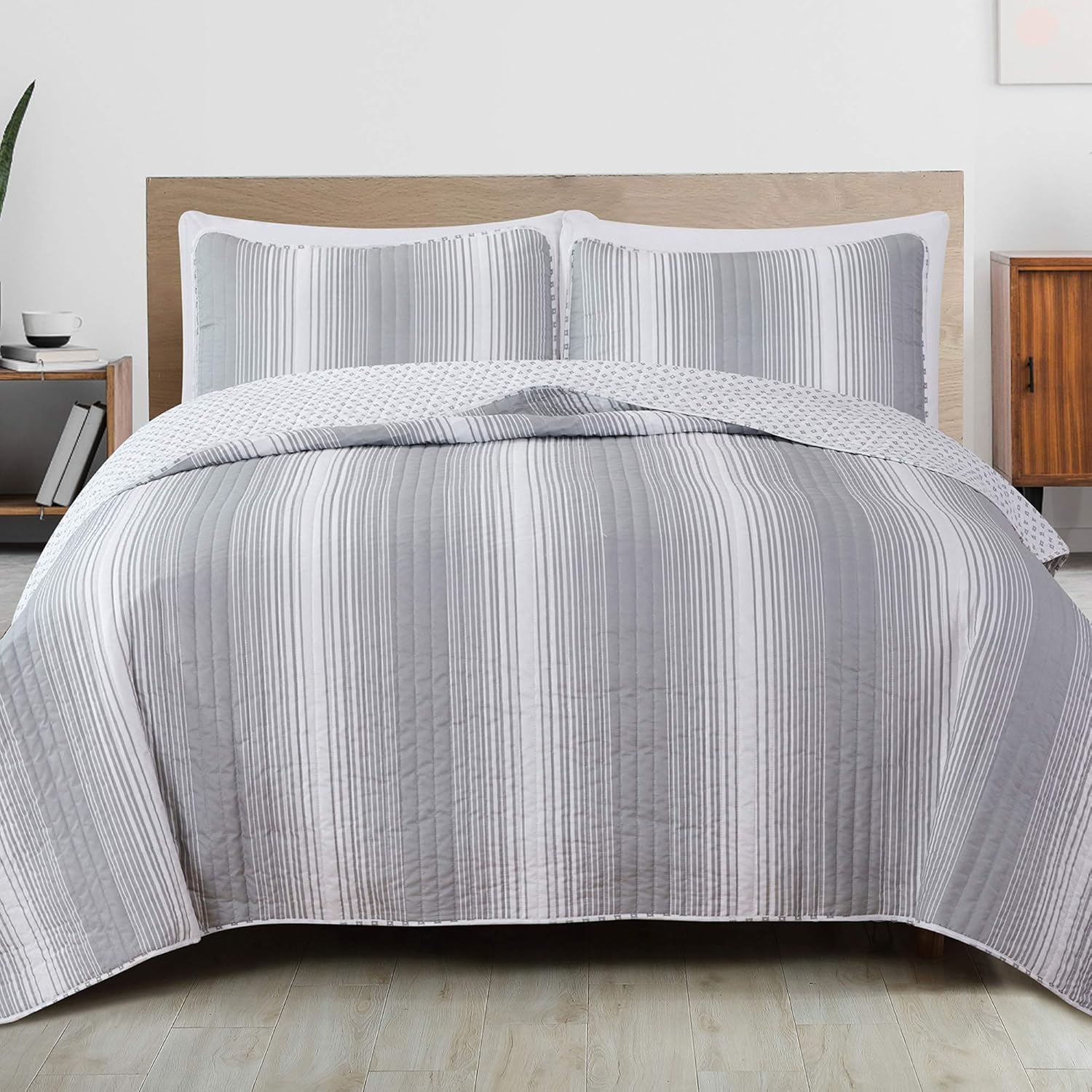 3-Piece Reversible Quilt Set with Shams. All-Season Bedspread with Ombre Striped Pattern. Everette Collection (Full / Queen, Grey)