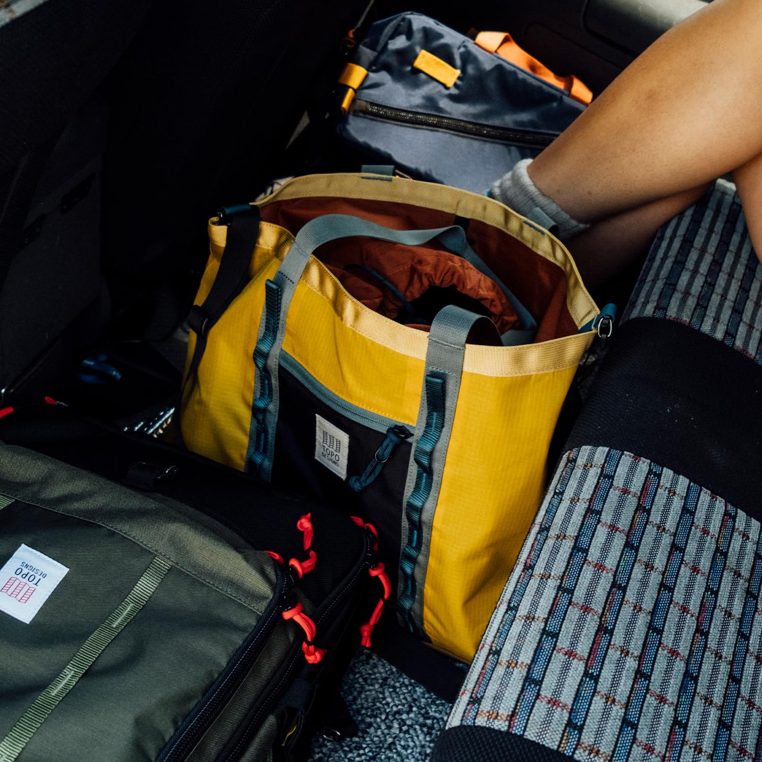 Topo Designs Mountain Utility Tote, Grab + Go Bag, abnehmbarer Schultergurt, Cinch-Top, Gänseblümchen-Kette zum Anklipsen, Fair Trade
