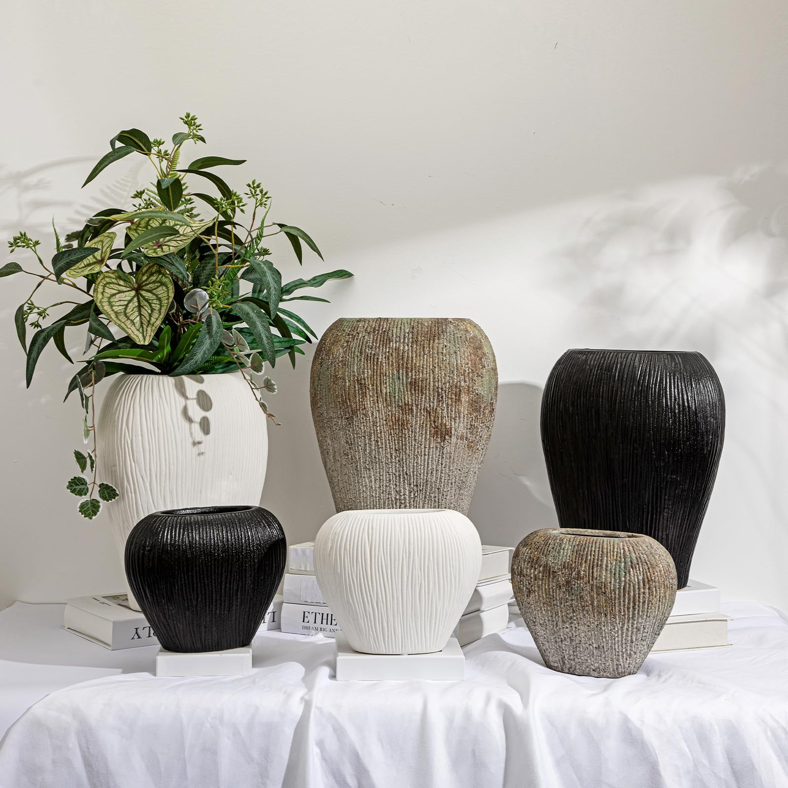 Flache Keramikvase Modern – Schmale Ribbed Vase für Pampasgras & Kunstblumen, Dekovase Keramik für Tisch, Regal & Sideboard, Boho Blumenvasen Wohndeko, Weiß - 32 cm Hohe