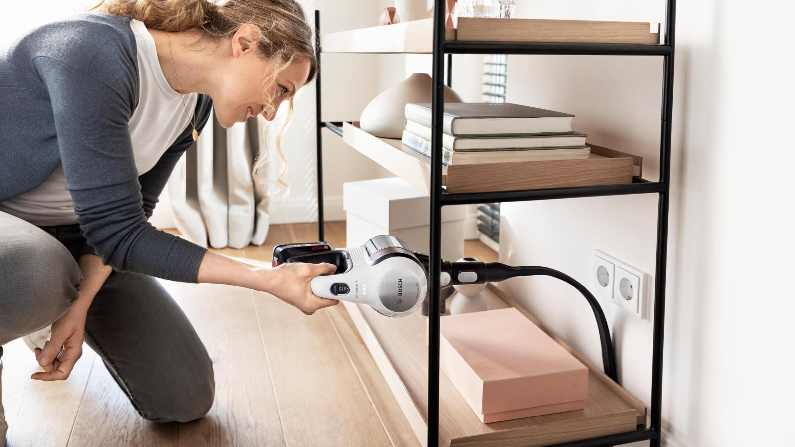 Bosch - Aspirador sin Cable Unlimited 7, Pack de batería de 3.0 Ah, Tubo Flexible, diseño Ligero, Accesorios, Luces LED, Blanco BBS711W