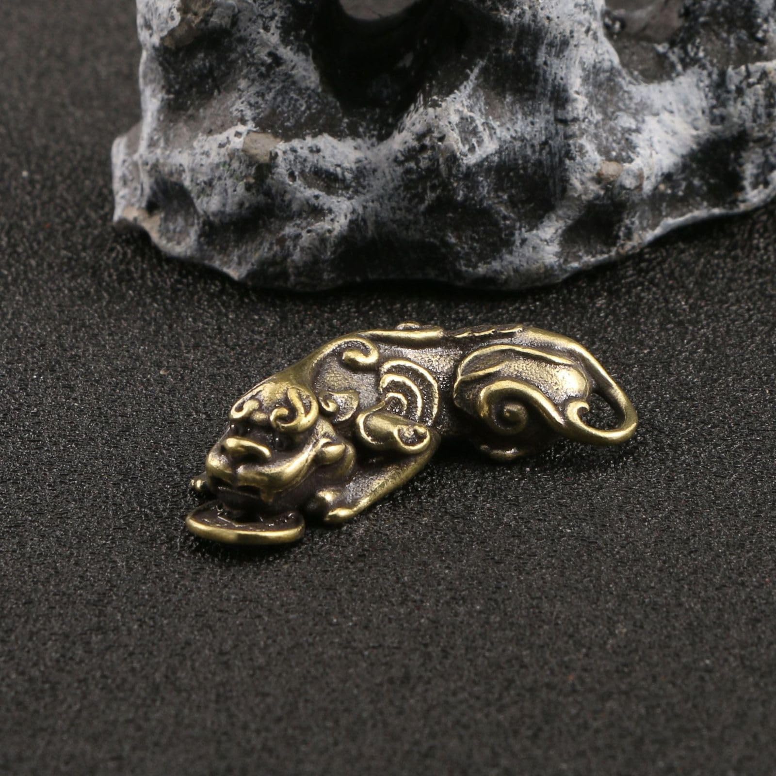NBKLSWSUI Handmade Bronze Keychain Sculpture Figurine Sculture For Living Room Home Office Desk Bedroom Unique New Homeowners Feng Shui Sculptural