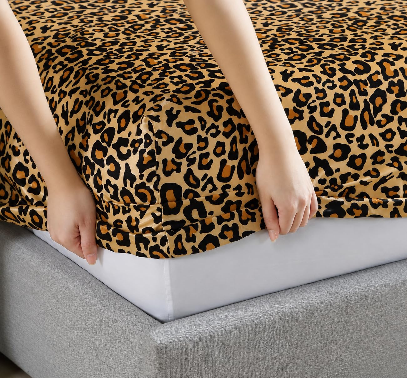 Elite Home Products, Inc. - Set di lenzuola lussuose in raso, 4 pezzi, per letto matrimoniale, motivo leopardato