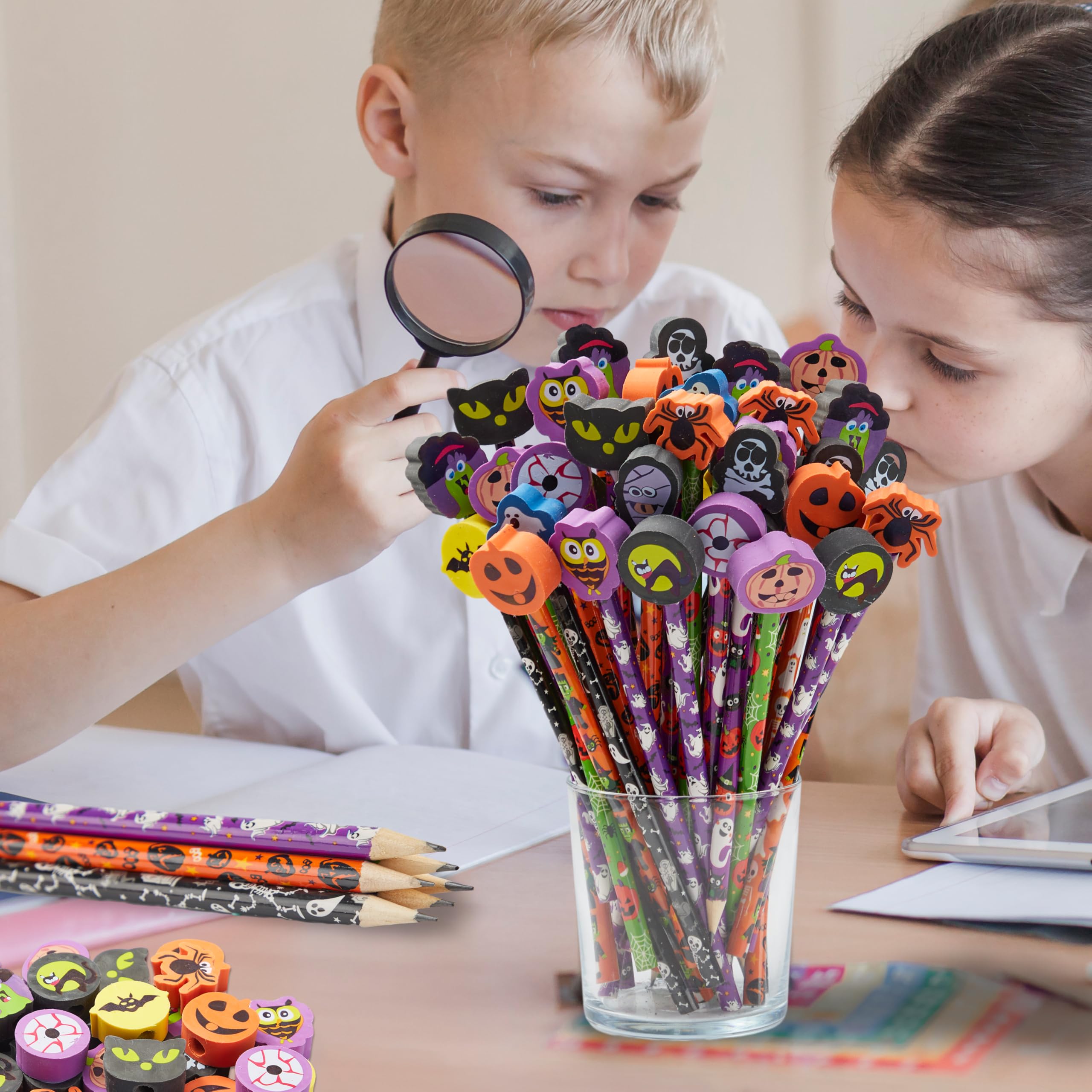 JOYIN Lot de 48 crayons d'Halloween avec gommes, assortiment de 48 crayons de couleur pour enfants en 6 motifs, 48 gommes géantes en 12 styles, fournitures de fête d'Halloween