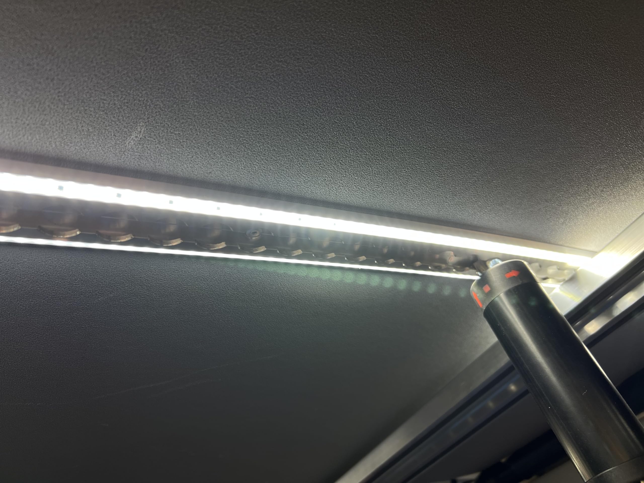 LED‑Airlineschiene 1 m – Halbrunde Alu‑Zurrschiene mit 12 V LED‑Beleuchtung (IP67, 6500 K, 870 lm) – Zurrleiste für LKW, Transporter, Camper & Anhänger