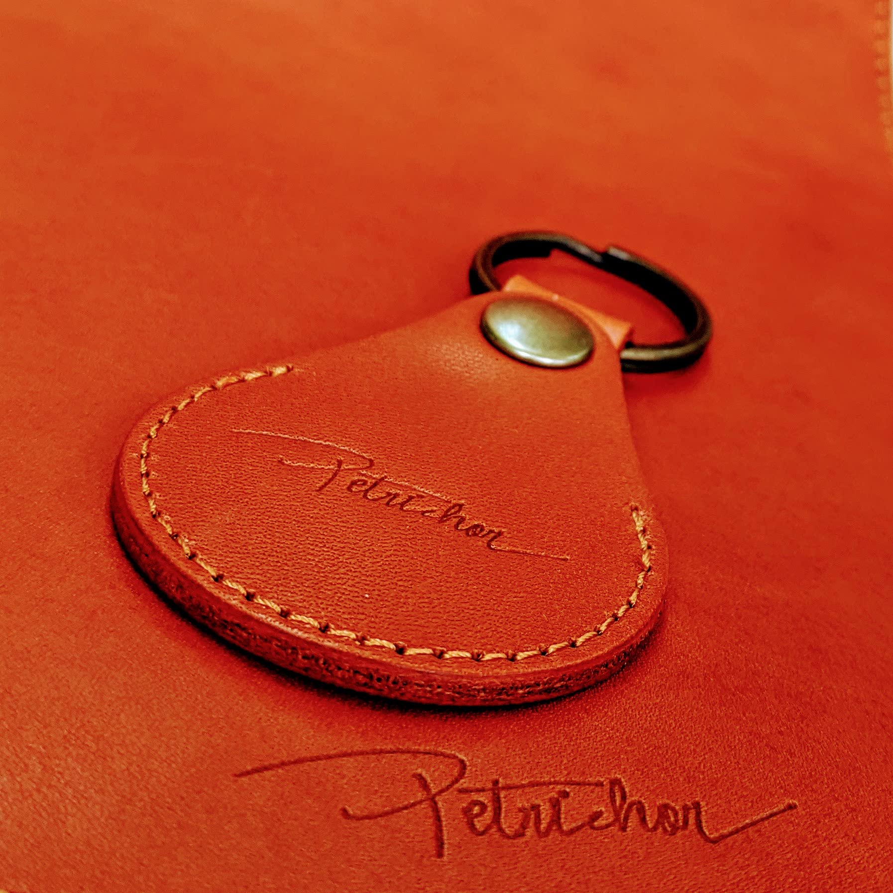 Amazon.co.jp: AirTagや楽天edyコイン、クイックペイ フルカバー栃木レザーケースキーホルダー Petrichorブランド 本革 :  ファッション