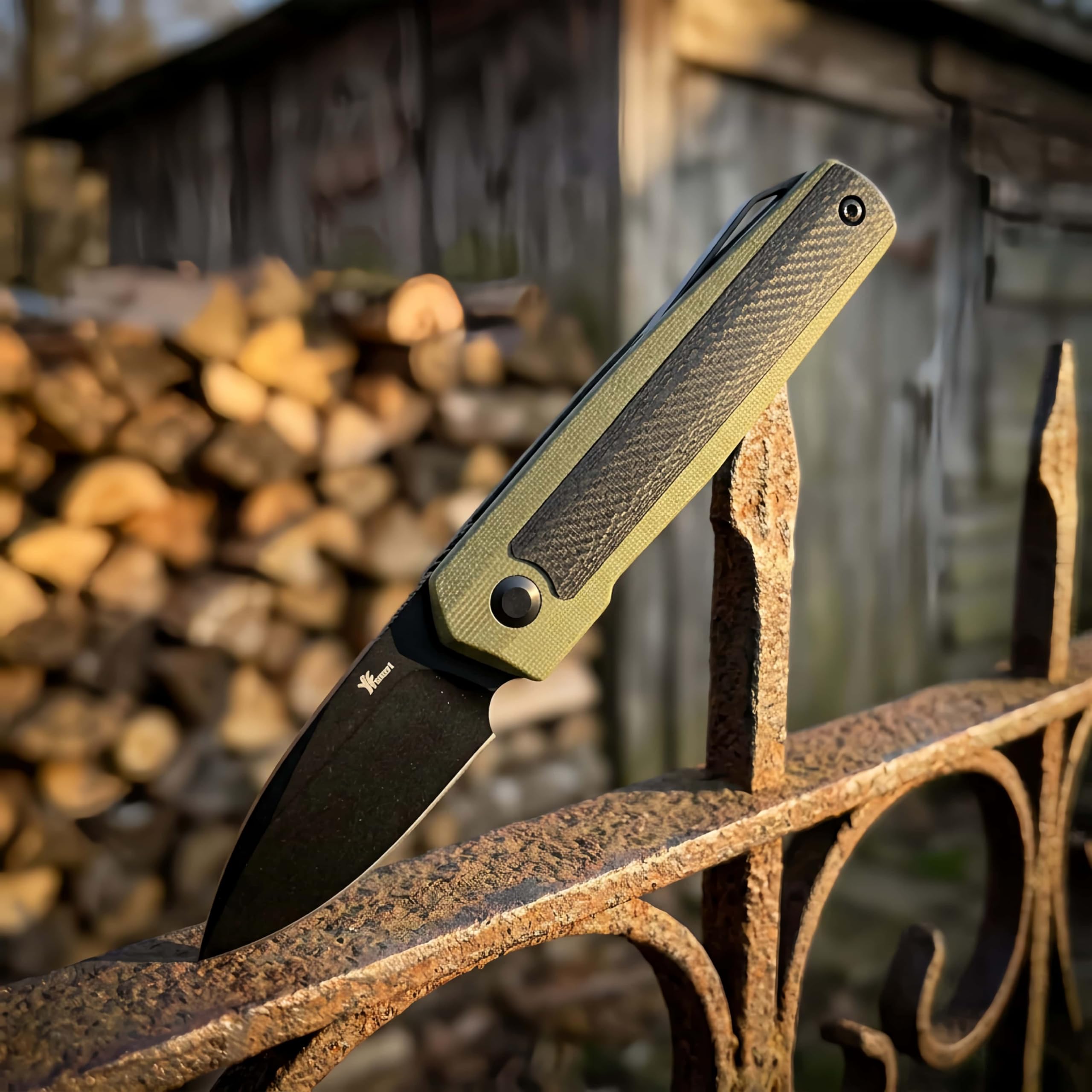 Coltello Tascabile EDC Chiudibile,Lama 5,6 cm con Rivestimento DLC Nero, Impugnatura in G10 Verde Oliva e Intarsi in Fibra di Carbonio, Double-Detent Slip Joint, Hardware in Titanio Satinato