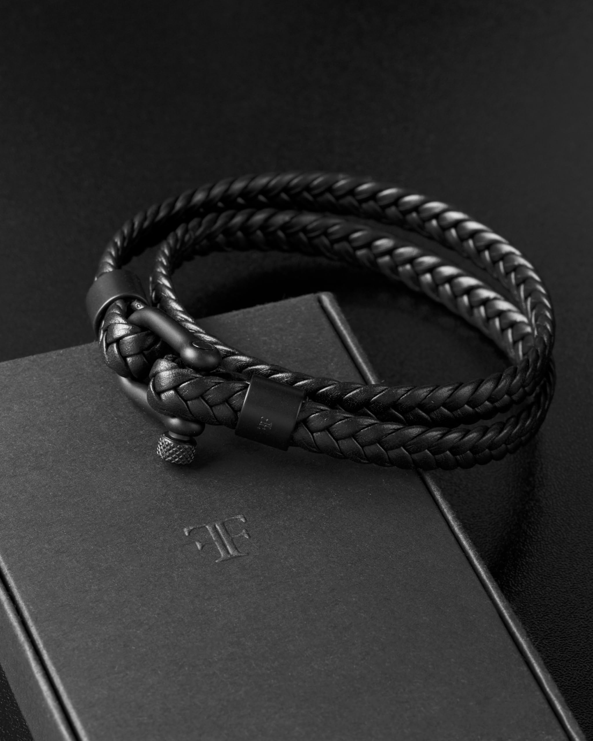 Forge & Foundry Schwarzes geflochtenes Lederarmband für Herren | mattschwarzer D-Schäkel Schraubverschluss | Design-gelassen, Kunsthandwerkerschmuck aus London
