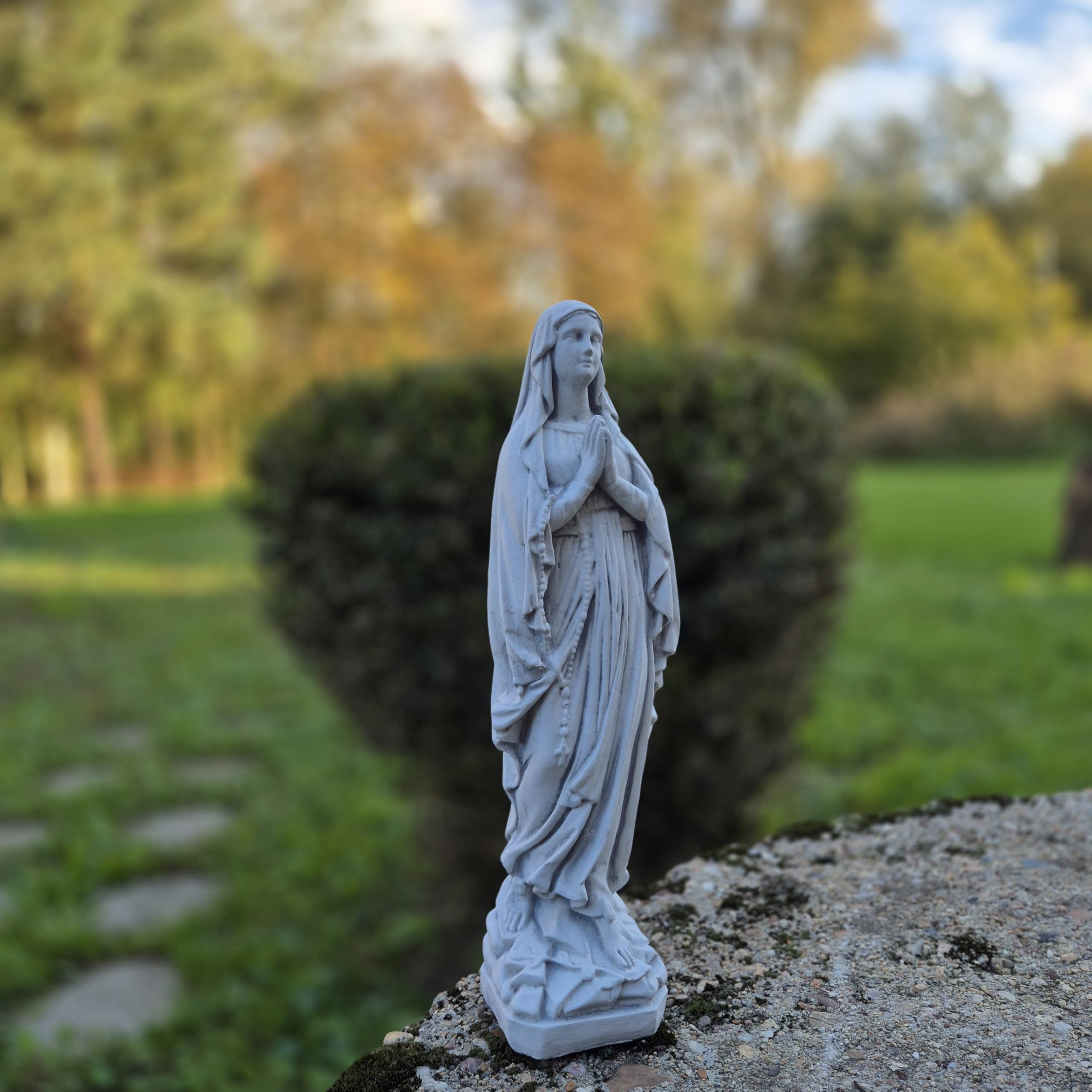 FABRIQ Madonna Statue de Vierge Marie en pierre coulée de 38 cm, 2 kg, résistante aux intempéries et peinte à la main, figurine de Vierge catholique pour jardin, église et maison