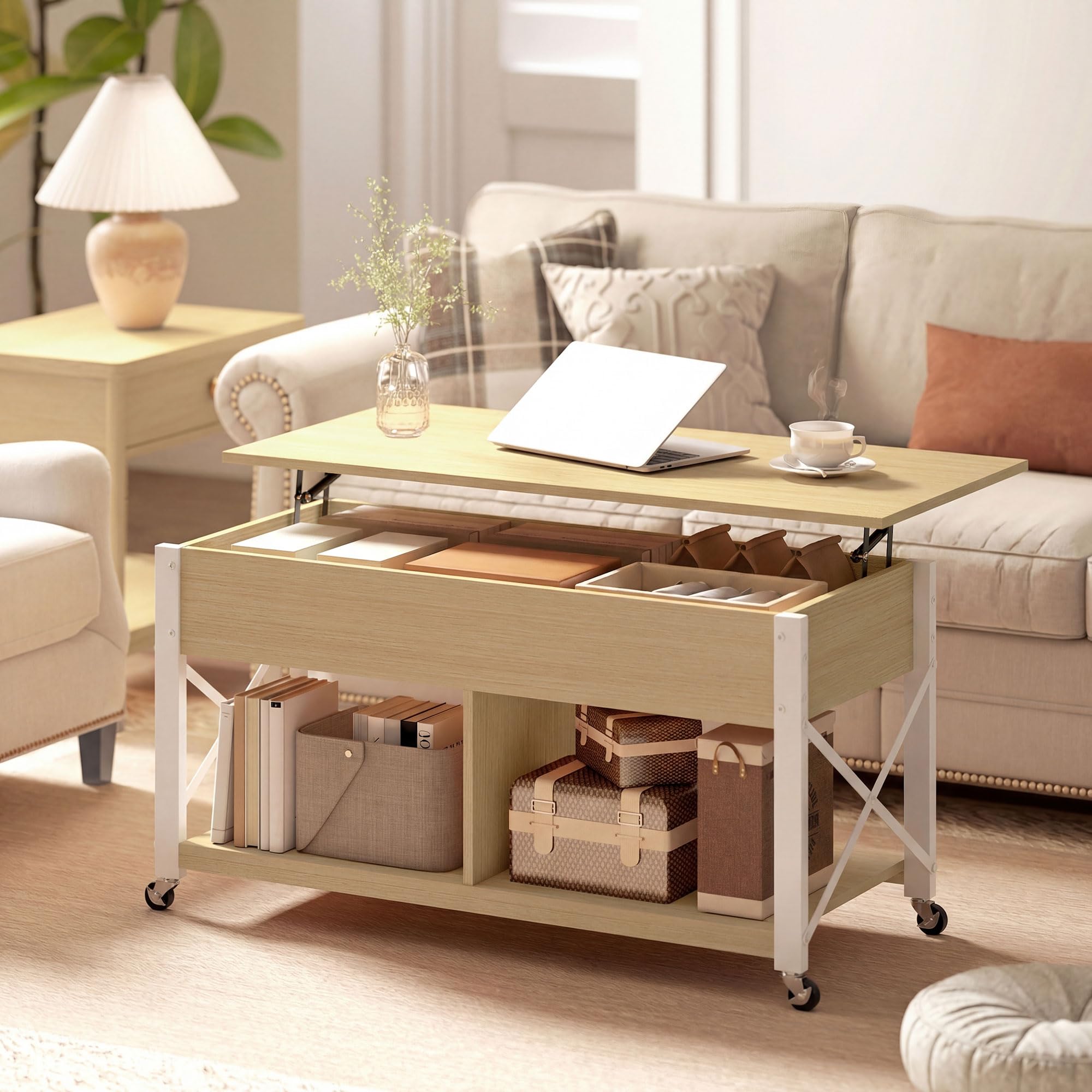 HOMCOM Mesa de Centro Elevable con Ruedas 105x50x67 cm Natural y Blanco | Mesita de Salón con Compartimento Oculto, Estantes Abiertos, Mesa de Café para Comedor, Oficina