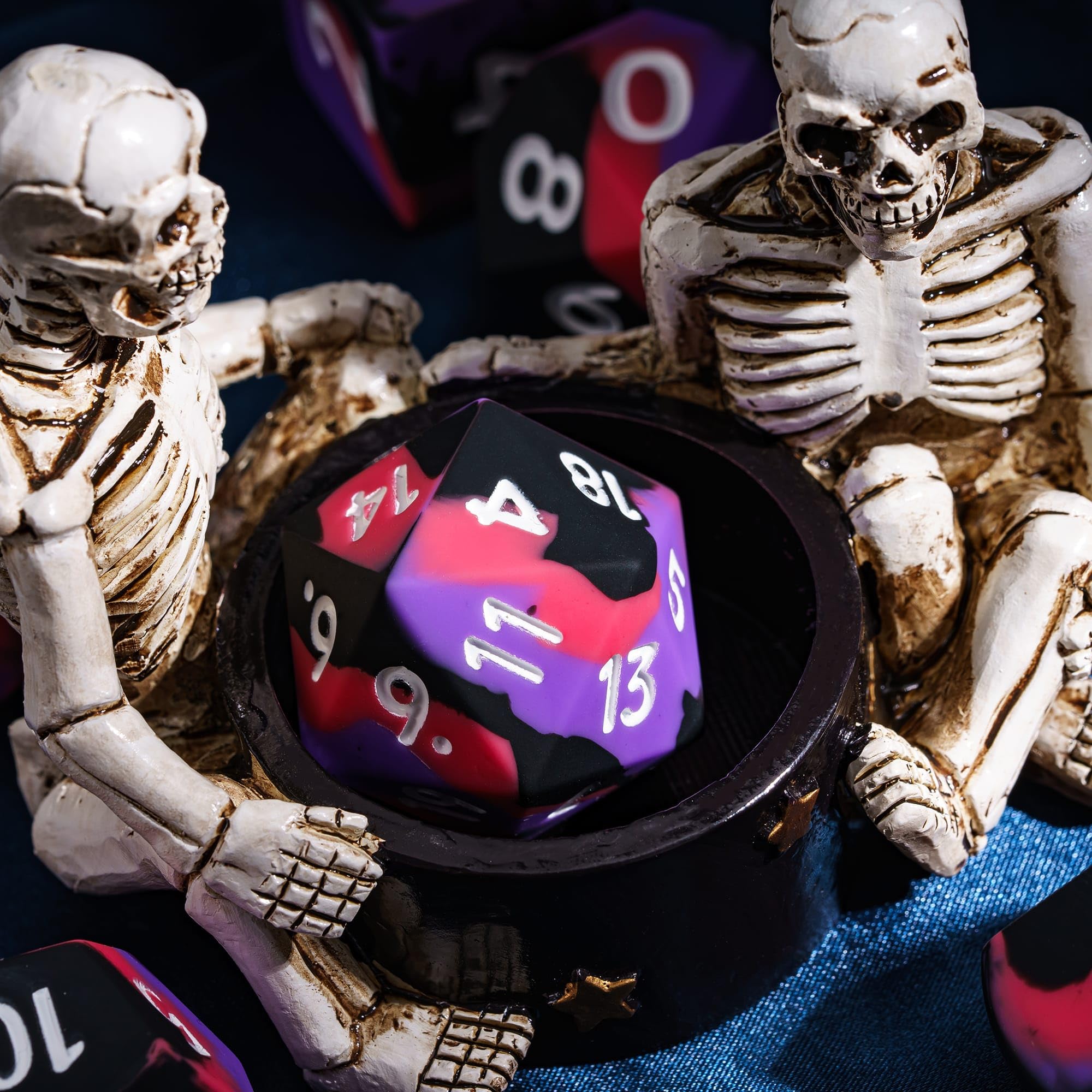 Set di 7 dadi jumbo in silicone per DND, 25 mm, con bordi rotondi, morbidi e perfetti, per giochi di ruolo di D&D, bar, pub, club, aule, feste (viola, nero, rosso)