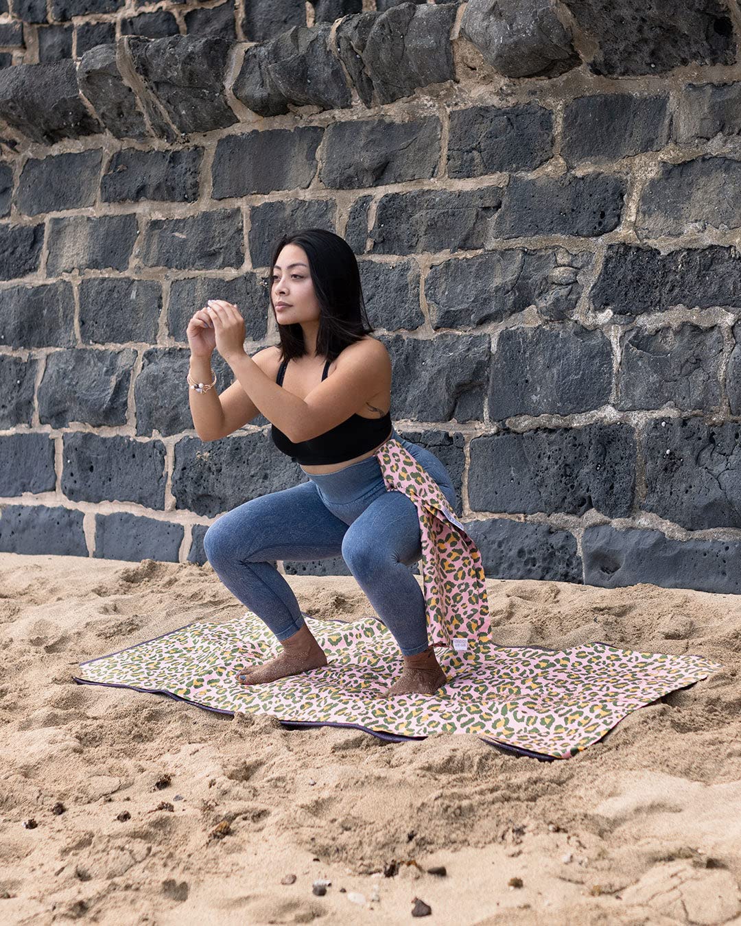 LEUS Toalla ecológica de yoga – Toalla de microfibra reciclada antideslizante de secado rápido y resistente al olor para yoga caliente, pilates, y fitness – Puntos calientes