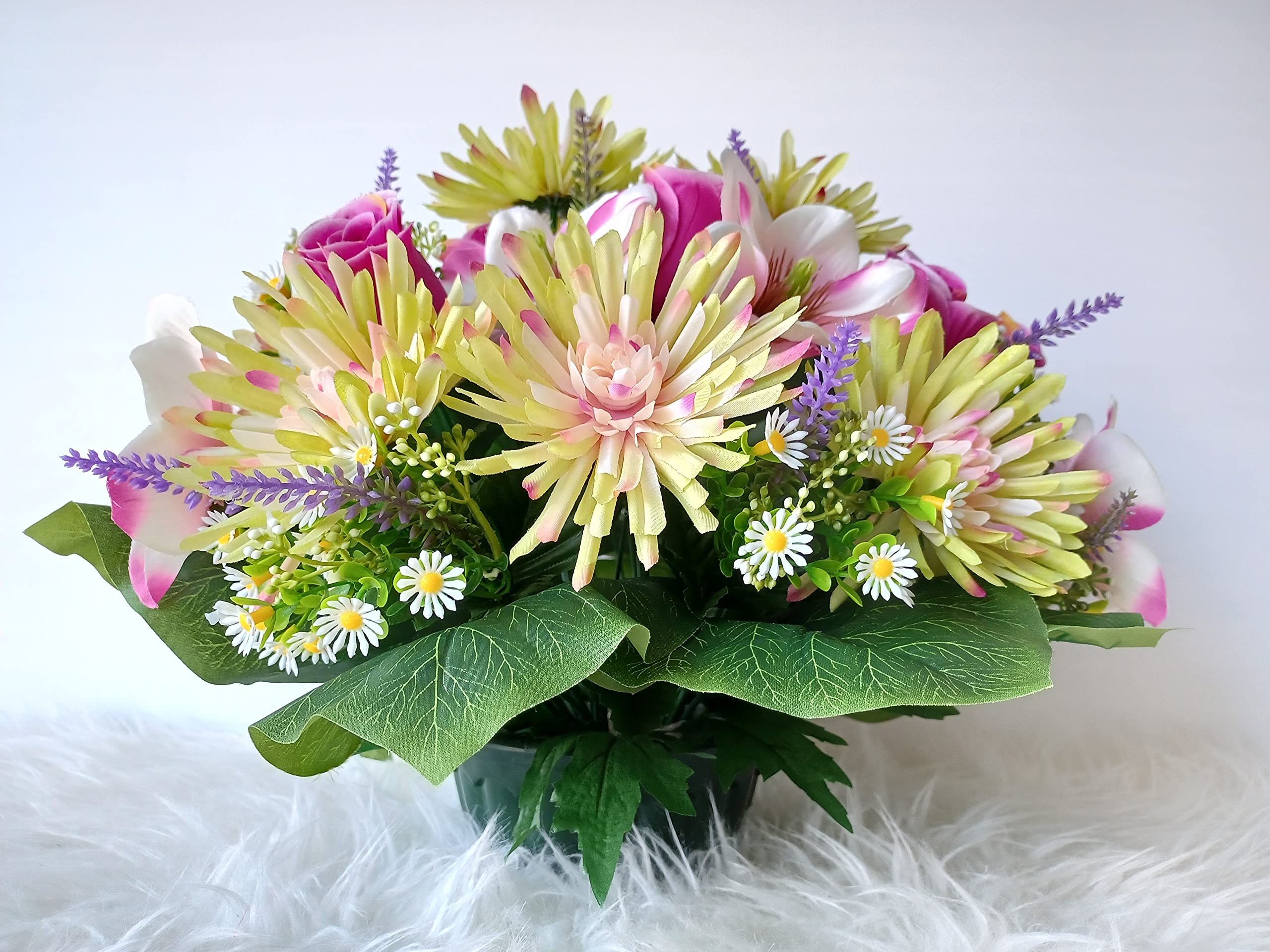 Composition de Fleurs Artificielles, Lesté Ciment pour Une Parfaite Tenue à L' Extérieur. Réalisé par nos Soins, Fleurs de Qualité.
