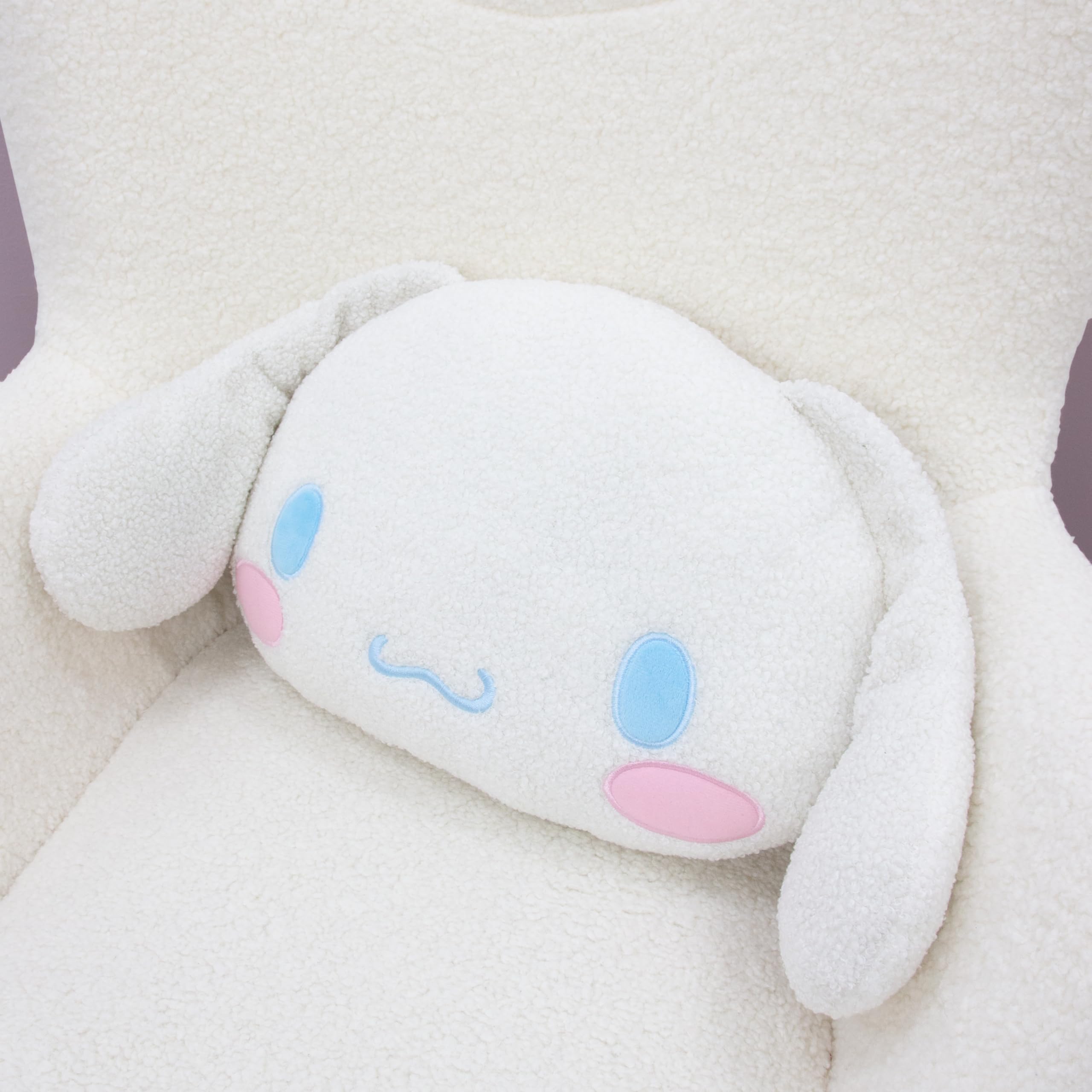CHARACTER WORLD Cuscino con licenza ufficiale Hello Kitty Cinnamoroll a forma di cucciolo, perfetto per camera da letto o soggiorno, 33 x 40 cm