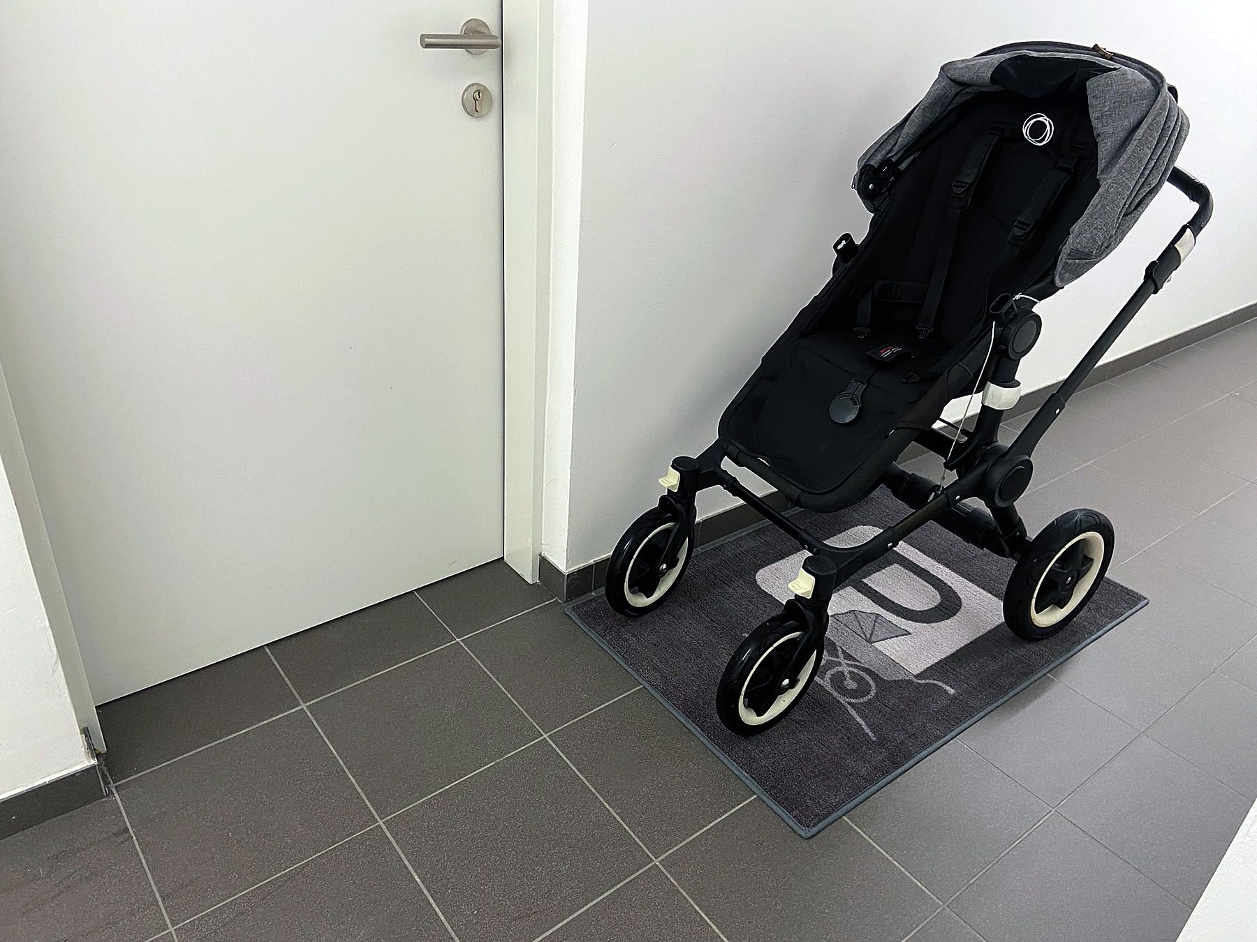 Schmutz-Unterlage für Kinderwagen & Buggy, waschbarer Funktionsteppich, stark saugende Mikrofaser, 67x110cm grau