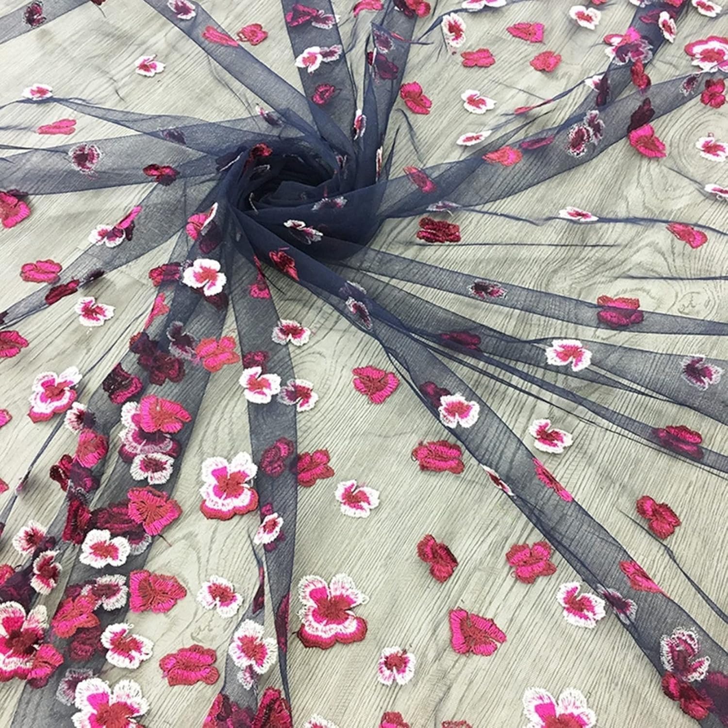 Tessuto in tulle di organza con fiori ricamati in poliestere