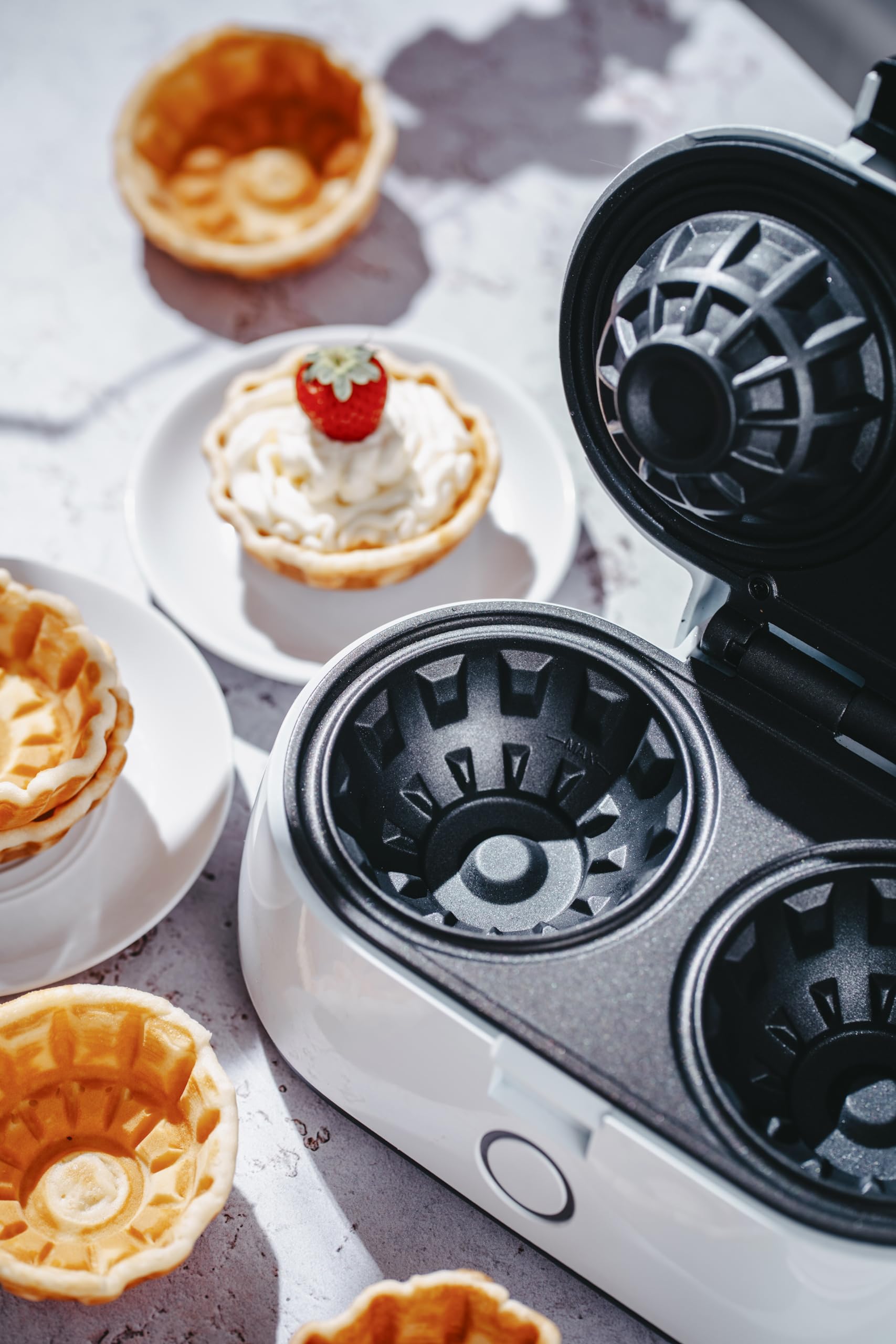 ADLER EUROPE AD3062 Waffelbahn, Waffelmoil, 1400W Leistung, für knusprige Schalen, Antihaft-Beschichtung, Weiß
