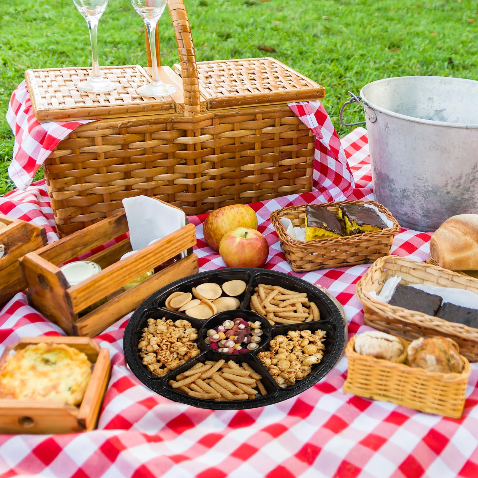 Lot de 30 plateaux à hors-d'œuvre avec couvercle, avec 6 compartiments séparés, plateaux robustes pour légumes, fruits, collations, plateau de service rond pour entrées, buffets de fête, noirs