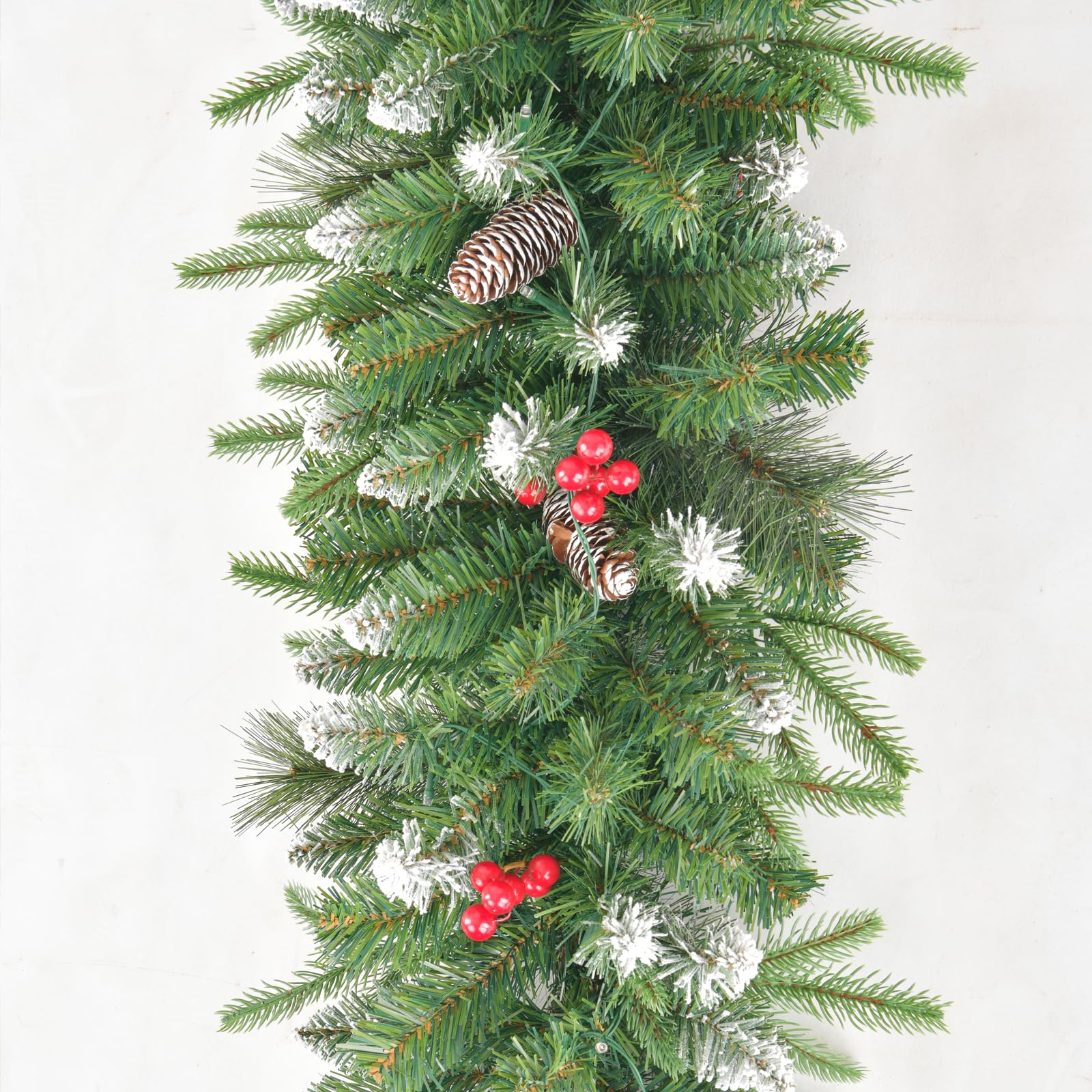 Guirnalda de Navidad artificial de 9 pies con 50 luces, decoración navideña de Navidad, guirnalda artificial con piñas y bayas para escaleras, chimeneas, puerta de pared para escaleras