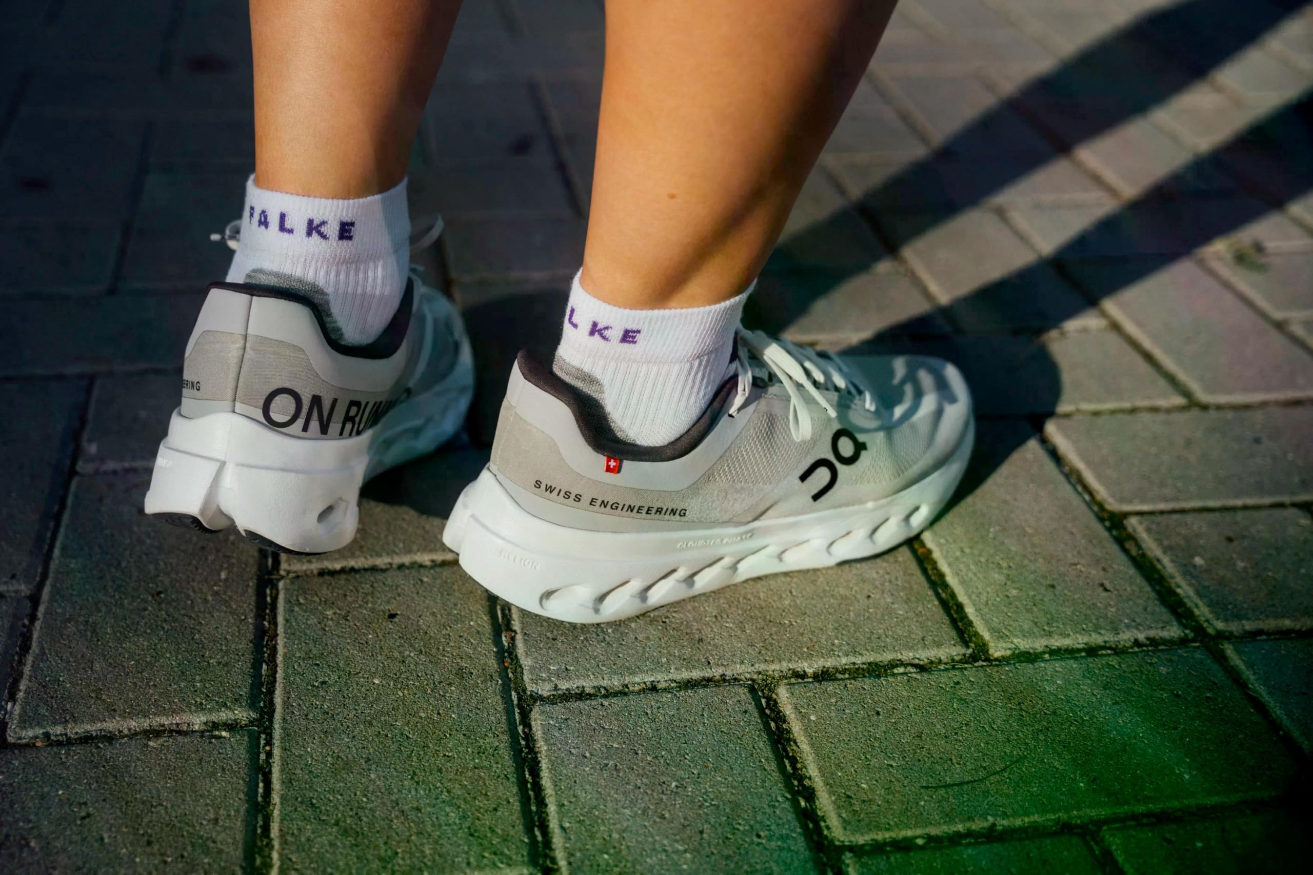 FALKE Damen RU4 Cool Short Laufsocken atmungsaktives schnelltrocknendes Funktionsmaterial mittelstarke Polsterung antiblasen kühlend kurz vegan zum Sport Jogging Running 1 Paar